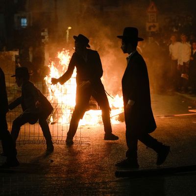 Tausende ultraorthodoxe jüdische Männer sind in Jerusalem gegen die Wehrpflicht auf die Straße gegangen.