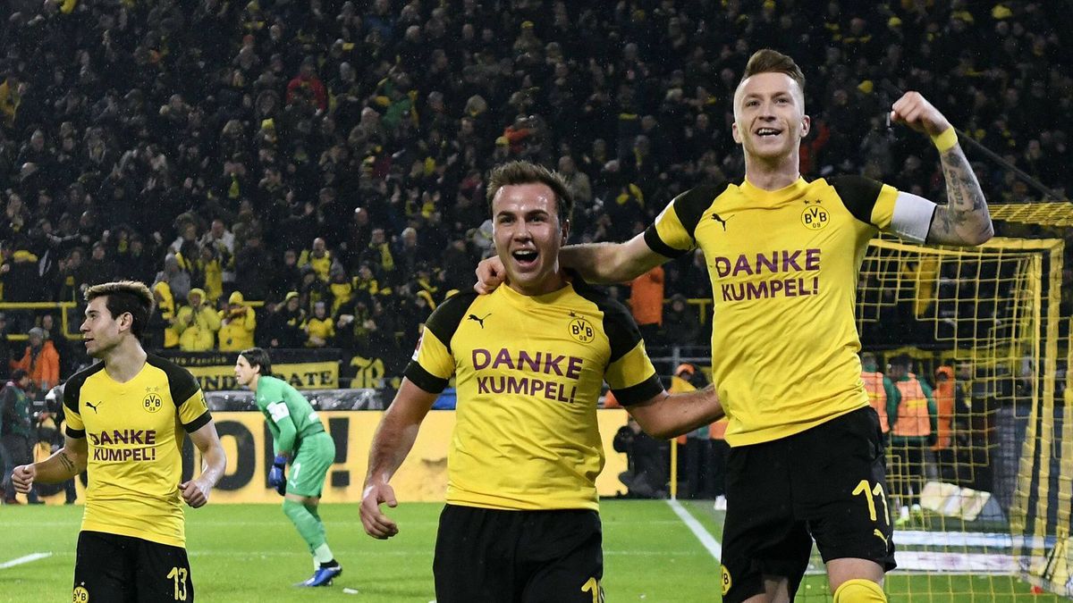Götze feiert mit Torschütze Reus