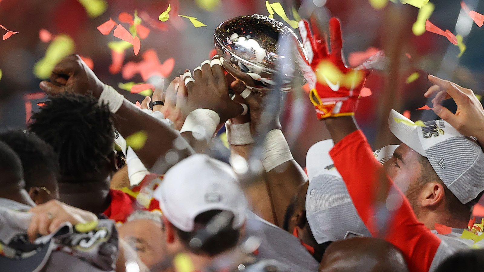 
                <strong>Super-Bowl-Sieger: So feiern die Kansas City Chiefs!</strong><br>
                Das ist das Ding! Die Kansas City Chiefs recken die Vince Lombardy Trophy in die Höhe, erstmals nach 50 Jahren gewinnt die Franchise wieder den Super Bowl. Wir zeigen euch, wie das Team von Head Coach Andy Reid gefeiert hat.
              