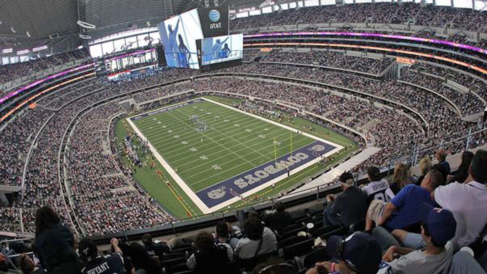 <strong>Dallas: AT&amp;T-Stadium</strong><br>
                Kapazität: 80.000 bis 108.713&nbsp;<br>WM-Spiele: 9 (5 Gruppenspiele, 2x Runde der letzten 32, 1 Achtelfinale, 1 Halbfinale)
