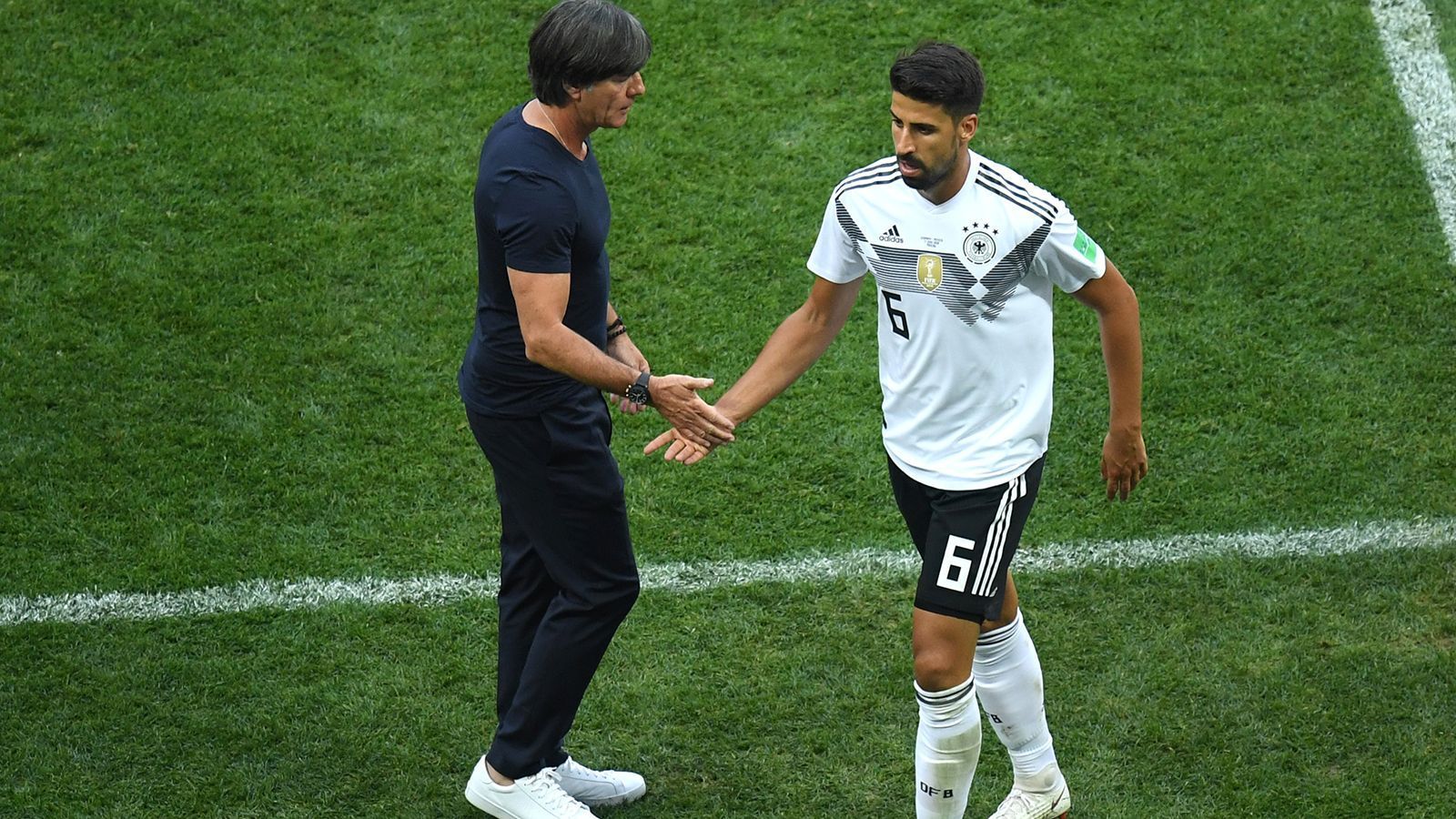 
                <strong>Zentrales Mittelfeld: Sami Khedira (Deutschland)</strong><br>
                Einer katastrophalen Leistung gegen Mexiko folgte eine Denkpause auf der Bank gegen Schweden. Als er seinen Platz gegen Südkorea zurückbekam, war er der Erste, der nach einer ängstlichen Vorstellung ausgewechselt wurde. Ein krasser Leistungseinbruch nach einer soliden Saison als Stammspieler in Turin.
              