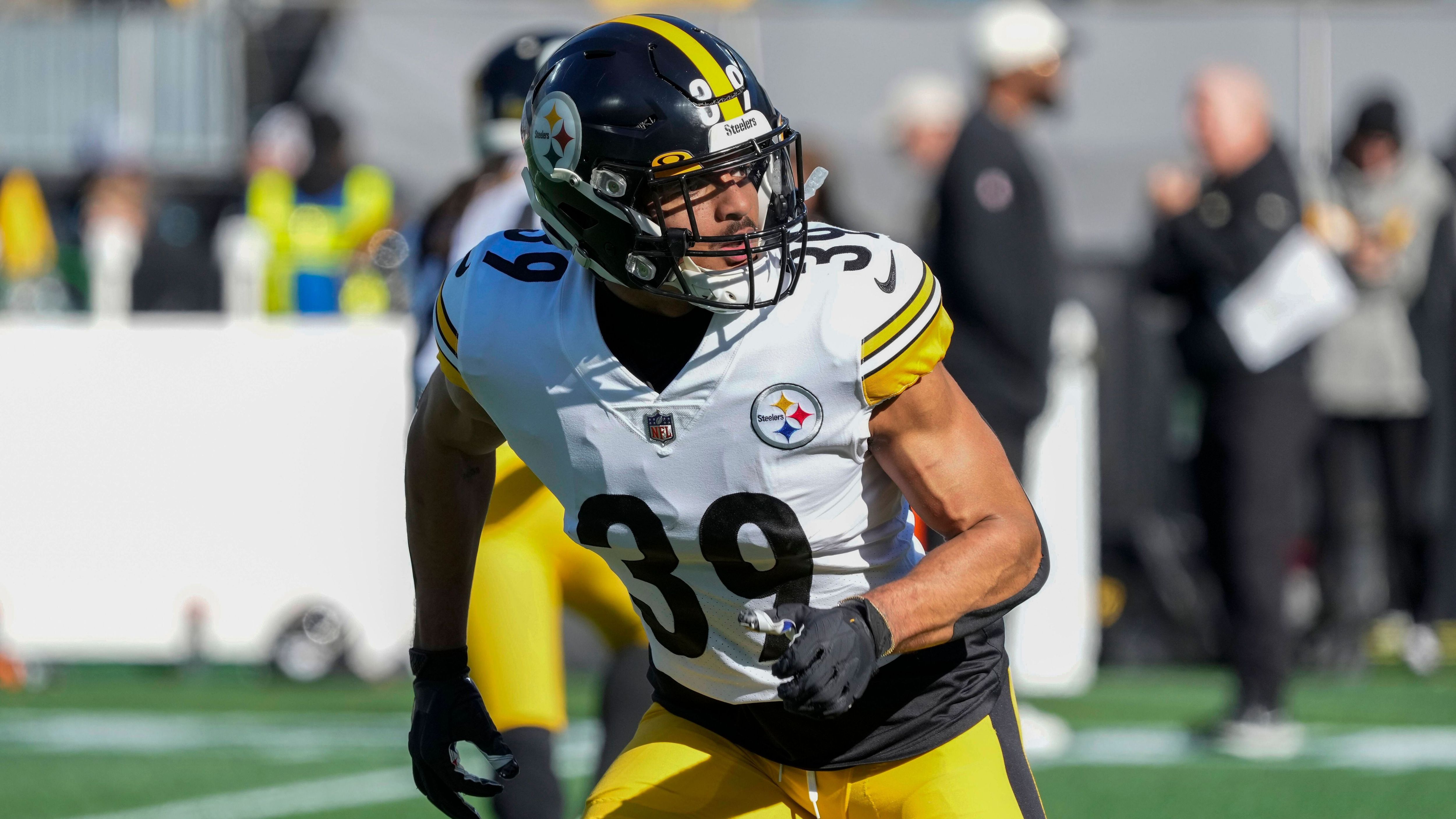 
                <strong>Minkah Fitzpatrick (von Miami Dolphins zu Pittsburgh Steelers) </strong><br>
                Safety Minkah Fitzpatrick ist seit Jahren einer der Eckpfeiler der Steelers-Defense. Nach einer überzeugenden Rookie-Saison für die Dolphins verpflichtete die Franchise aus Pittsburgh den ehemaligen Erstrundenpick 2019 im Trade für einen Erst- und Fünftrundenpick 2020 sowie einen Sechstrundenpick 2021. Neben dem Verteidiger erhielten die Steelers auch einen Viertrundenpick 2020 und einen Siebtrundenpick 2021. In drei seiner bisherigen fünf Spielzeiten in der NFL schaffte es der 26-Jährige in den Pro Bowl und erhielt 2022 einen Vierjahresvertrag über 73,6 Mio. Dollar.
              