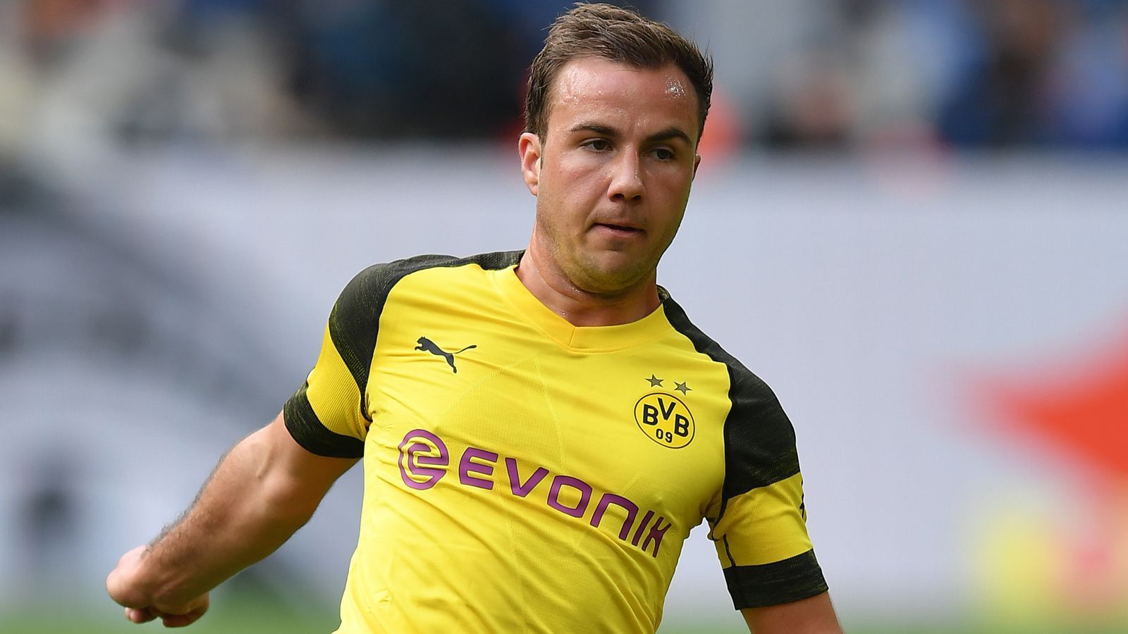 
                <strong>Mario Götze</strong><br>
                Teil der starke Dortmunder Offensive, allerdings nicht ganz so präsent wie in den vergangenen Wochen. Lässt immer wieder sein technisches Können aufblitzen. So auch in der 14. Mnute, als er Sahin im 16er alt aussehen lässt, sich nach Hereingabe von Akanji um die eigenen Achse dreht und aus der Drehung nach links oben abzieht. Setzt Pulisic in der 54. Minute mit einer punktgenauen Flanke toll in Szene, der Stürmer setzt den Kopfball aber neben das Tor. Hat in der 78. Minute großes Glück, als Schiri Fritz ein Handspiel trotz Videobeweis nicht als solches bewertet und es damit keinen Strafstoß für Werder gibt. Wird in der 83. Minute für Bruun Larsen ausgewechselt. ran-Note: 3
              