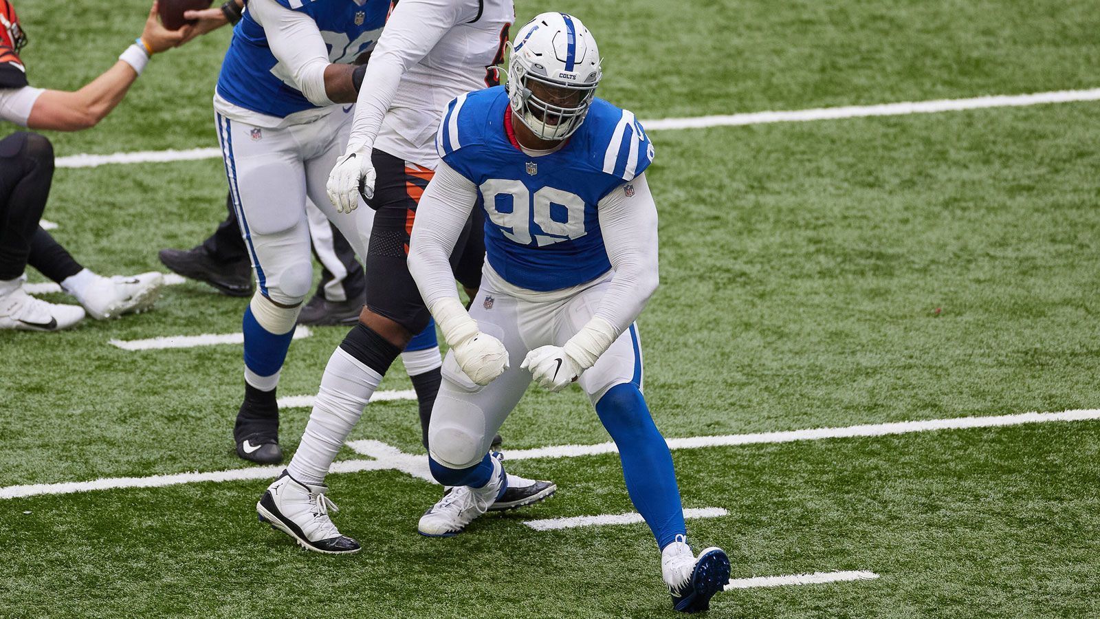 
                <strong>Indianapolis Colts</strong><br>
                Die Indianapolis Colts haben Linebacker Jordan Glasgow und Tackle Braden Smith wieder von der Covid-Liste genommen. Darauf standen zeitweise auch Defensive Tackle DeForest Buckner, Defensive Lineman Denico Autry und Running Back Jonathan Taylor.
              