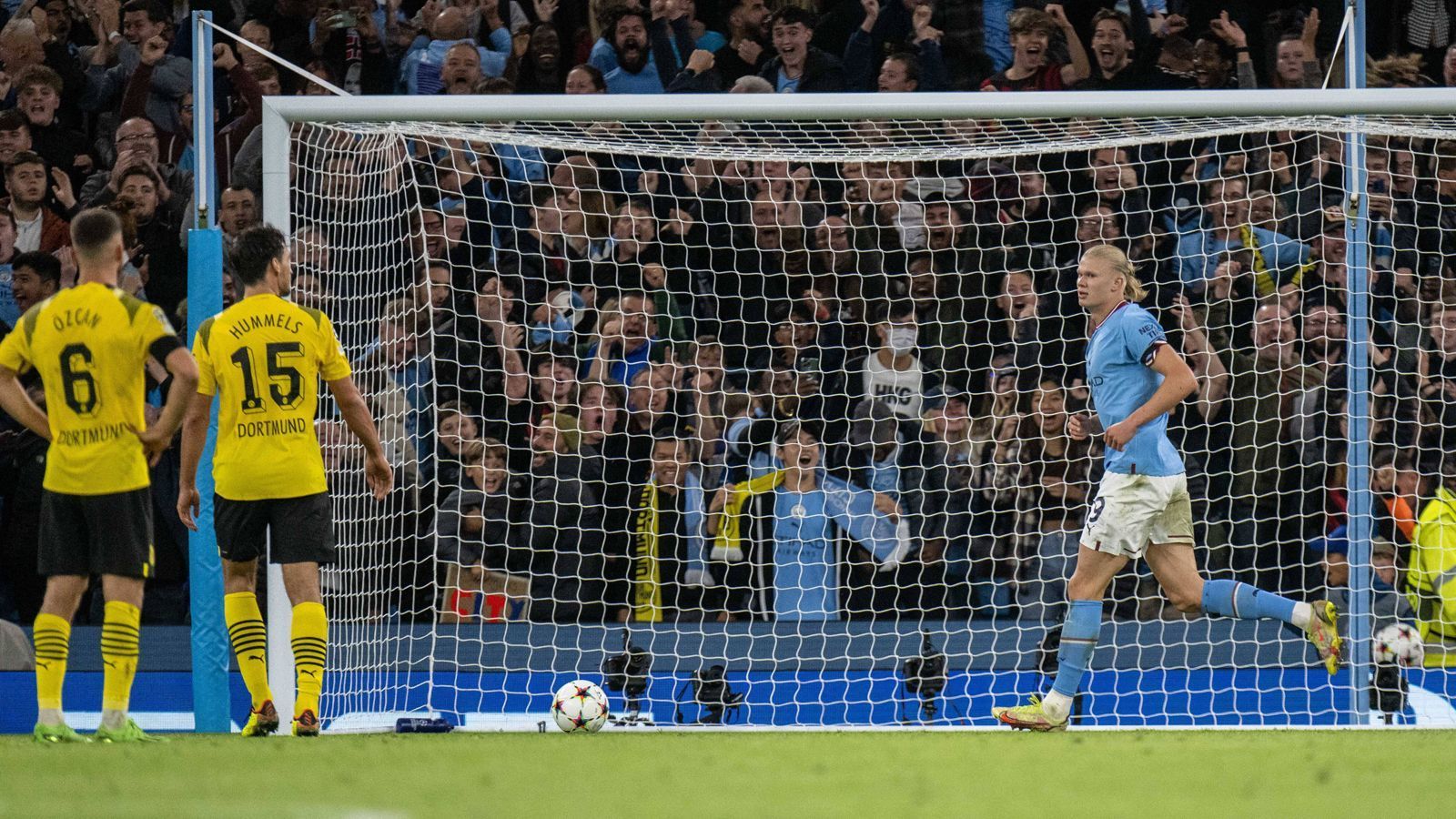 
                <strong>Perfektes Timing</strong><br>
                Gleichzeitig lecken die Dortmunder noch ihre Wunden: Nach 80 starken Minuten und einer 1:0-Führung bei Manchester City in der Champions League ging die Partie noch 1:2 verloren. "Das ist ein sehr guter Zeitpunkt für die Schalker. Die Dortmunder hatten ein sehr schweres Spiel, kommen niedergeschlagen aus Manchester zurück, wo sie sich für eine ordentliche Leistung über lange Strecken nicht belohnt haben", sagte Ex-Profi Dietmar Hamann bei "Sky": "Auswärts haben sich die Schalker bisher tadellos verkauft. Ich gehe davon aus, dass das mit dem Sieg gegen Bochum im Rücken am Samstag ähnlich sein wird."
              