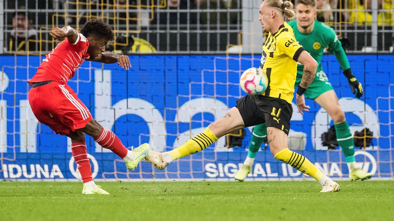 
                <strong>Kingsley Coman</strong><br>
                Darf mit Beginn der zweiten Halbzeit für den enttäuschenden Gnabry ins Spiel. Macht den Dortmundern auf deren rechter Abwehrseite Probleme, doch agiert defensiv viel zu ungestüm. Holt sich völlig unnötig die Ampelkarte ab. ran-Note: 5
              