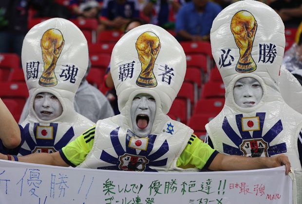 
                <strong>Verrückt, sexy, skurril: Fans in Brasilien </strong><br>
                Die japanischen Fans stimmen sich auf besondere Weise ein: mit weiß-bemalten Gesichtern und Anzügen, die bis über den Kopf gehen.
              