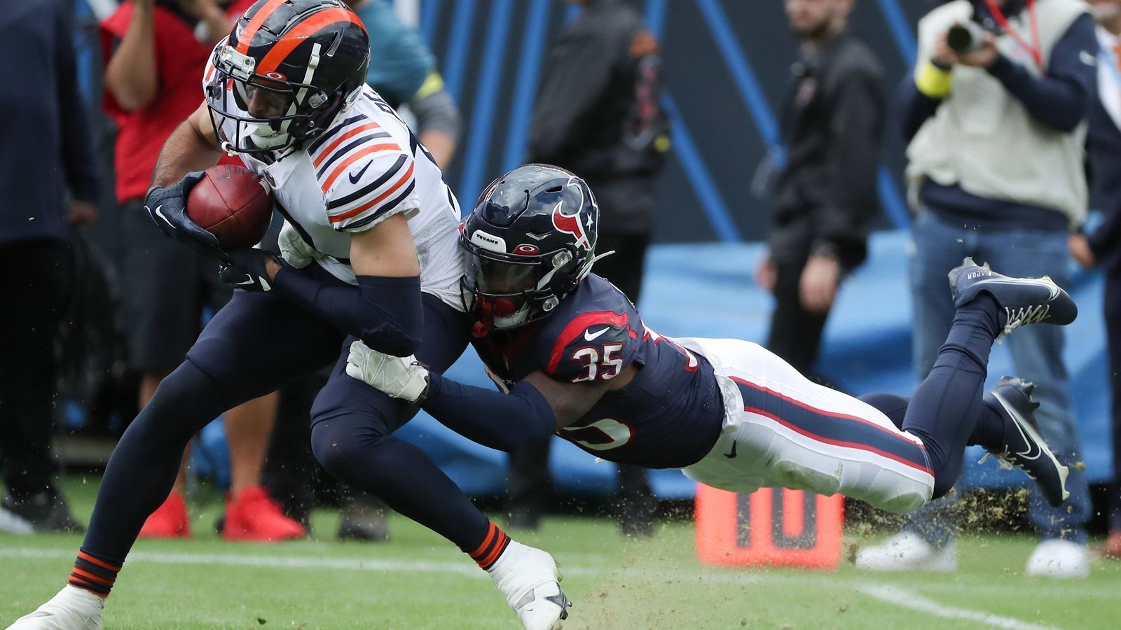 
                <strong>Equanimeous St. Brown (Chicago Bears)</strong><br>
                EQ fing einen Ball für 20 Yards, zudem lief er für weitere 43 Yards. Einen Touchdown verbuchte er erneut nicht. Der älteste der drei Brüder steht nach Week 3 bei 77 Yards und einem Touchdowm vom ersten Spieltag. Hinzu kommen die 43 erlaufenen Yards.
              