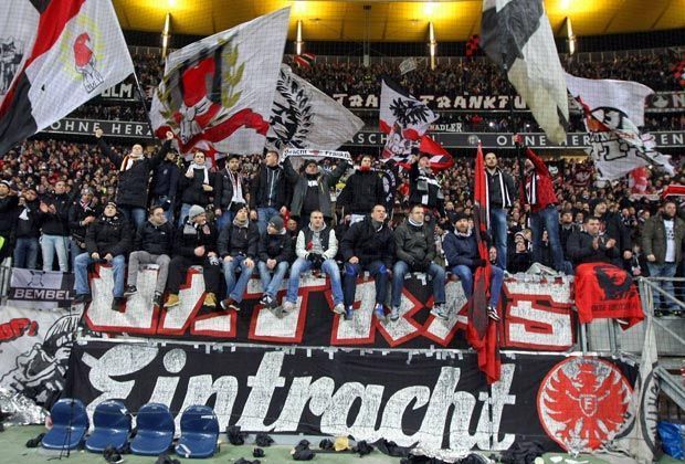 
                <strong>Spuren der Freude</strong><br>
                Am Ende steht ein 2:0-Sieg gegen Apoel Nikosia auf der Anzeigetafel: Nach Abpfiff warten die SGE-Ultras gespannt auf ihr Team.
              