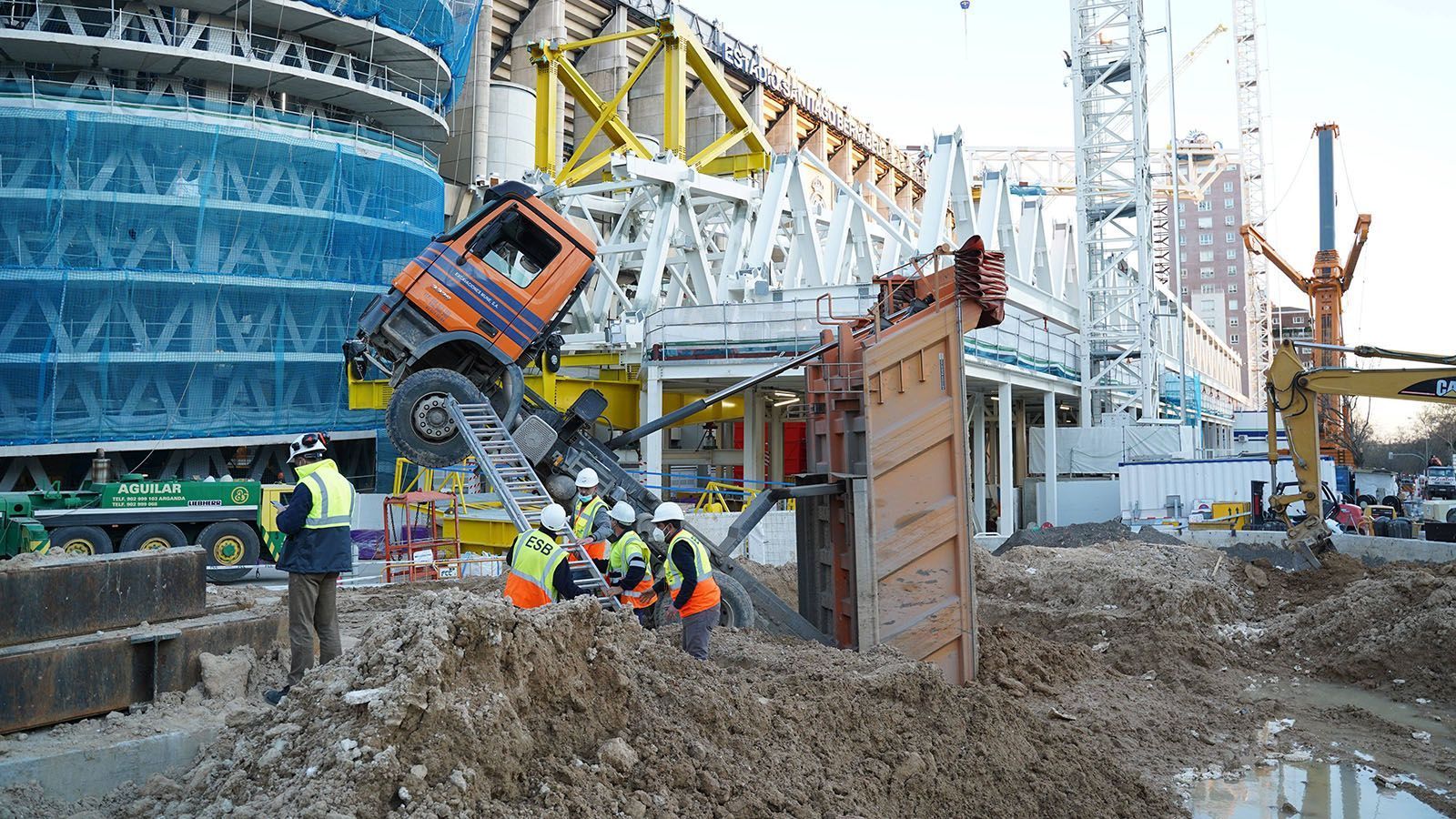 
                <strong>Die Bilder von Reals Stadionbaustelle</strong><br>
                Außerhalb des Stadions waren überall Erdhaufen zu sehen. Der orange LKW hatte wohl etwas zu viel geladen und landete in einem Erdloch. 
              