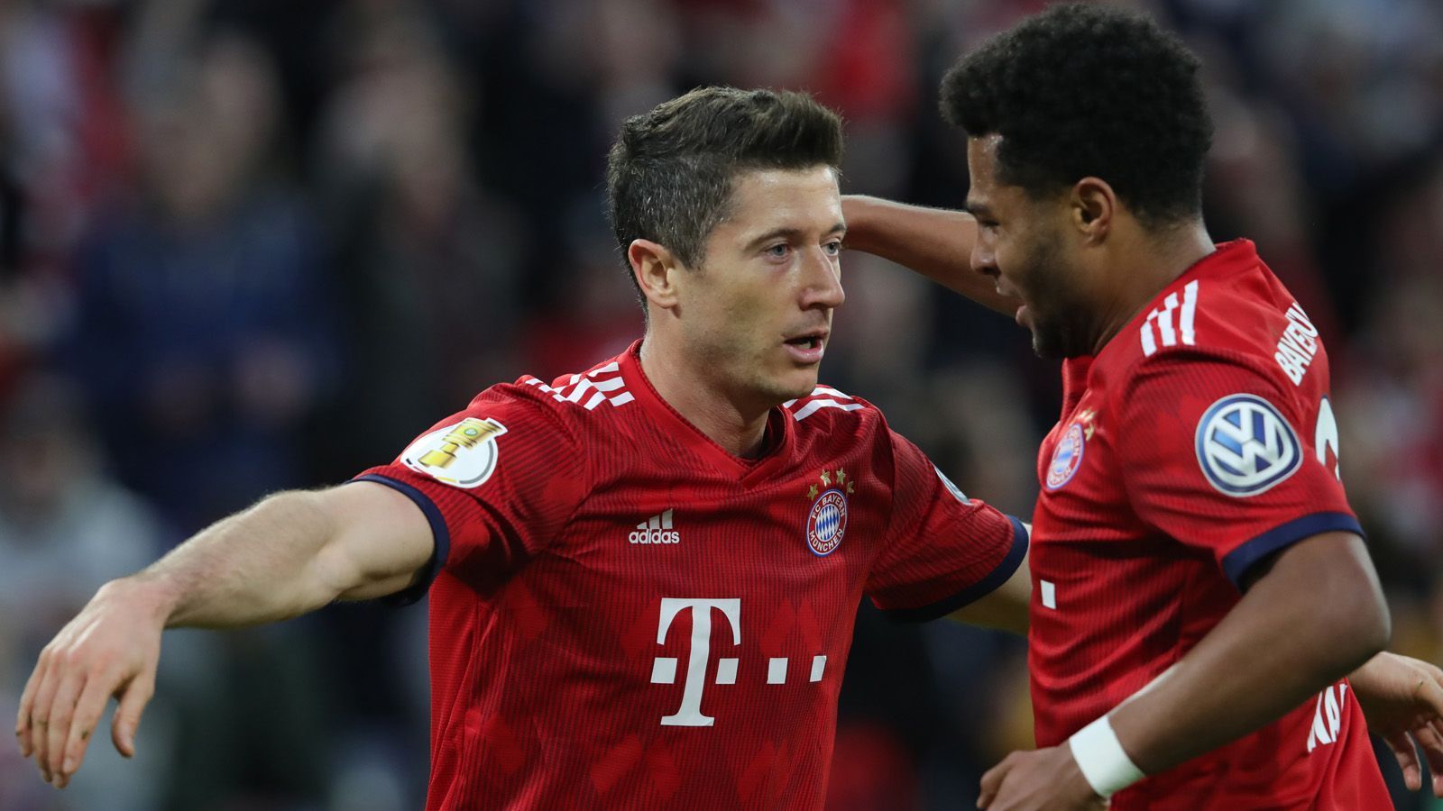 
                <strong>Robert Lewandowski</strong><br>
                Wurde in der Halbzeit für Rafinha eingewechselt und spielte in der Folge als hängende Spitze. Übernahm dabei die praktisch die Rolle des enttäuschenden James als Spielmacher im offensiven Mittelfeld. Starker Kopfball auf den völlig freien Müller zum Ausgleich (53.). Müller revanchierte sich kurz darauf zur Münchner Führung, musste nur noch einschieben musste. Hauptverantwortlich für die Wende im Münchner Spiel. Rettete die Münchner vom Punkt nach Handelfmeter (84.) und schnürte den Doppelpack. ran-Note: 1
              