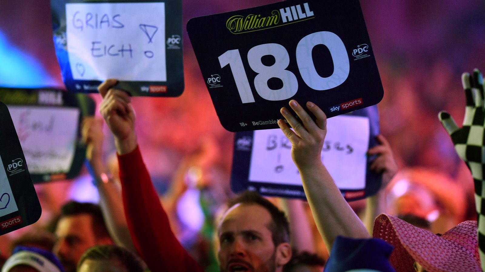 
                <strong>PDC World Darts Championship 2020</strong><br>
                Kaum eine Präzisions-Sportart enthält so viele Emotionen wie Darts. Die in den letzten Jahren vermehrt beachtete Weltmeisterschaft startet am kommenden Freitag. In Scharen reisen auch wieder tausende Deutsche Fans auf die Insel, um im "Ally Pally" zu feiern. Mit diesem Angeberwissen könnt ihr nicht nur eure Freunde, sondern vielleicht auch Michael van Gerwen beeindrucken.
              