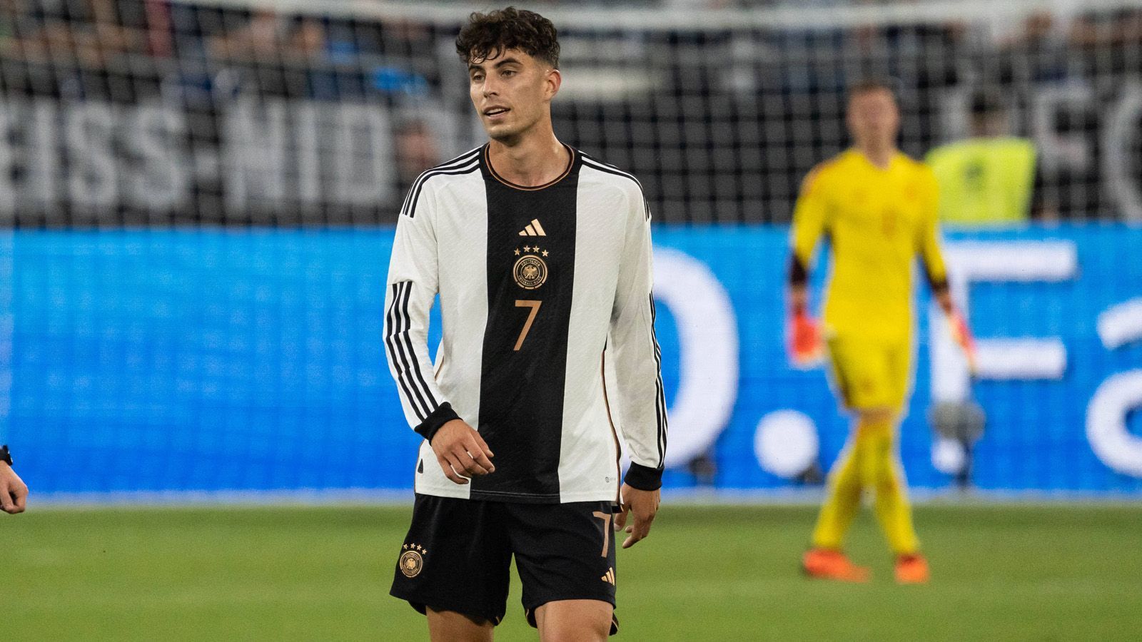 
                <strong>Kai Havertz</strong><br>
                Der Chelsea-Offensivmann versucht viel, ihm gelingt aber relativ wenig, weil er als alleinige Spitze aber auch kaum brauchbare Anspiele bekommt. Lässt sich daher immer wieder fallen und leitet mit einem Chip auf Musiala die einzige Chance vor der Pause ein. Schuss ans Außennetz (59.). Macht nach 79 Minuten Platz für Brandt. ran-Note: 4
              