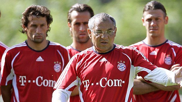 
                <strong>Ali Karimi und Felix Magath</strong><br>
                Ali Karimi und Felix Magath: Ein wirkliches System erblicken wohl nur die Wenigsten hinter den Kauf-Tiraden des Trainers (2. v. re.). Einige seiner zahlreichen Spieler überzeugen Magath aber so sehr, dass er sie auch bei einem zweiten Verein ausprobiert. Karimi (2. v. li.) holt er zum FC Bayern München und feiert gemeinsam mit dem Iraner das Double 2006. Im Januar 2011 folgt ihm der Mittelfeldspieler dann auch zu Schalke 04 - allerdings fliegt Magath bei den "Königsblauen" nur zwei Monate später raus. Hasan Salihamidzic (li.) und seinen früheren Stuttgarter Spieler Alexander Hleb lockt Magath später einmal nach Wolfsburg.
              