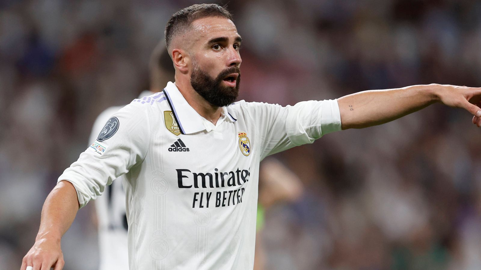 
                <strong>Daniel Carvajal</strong><br>
                Kurz vor der Halbzeit leistet er sich eine peinliche Aktion: Erst verteidigt er mit übertriebener Härte gegen seinen Gegenspieler Jack Grealish, dann lässt er sich bei einer minimalen Berührung theatralisch fallen. Zu Beginn der 2. Halbzeit leitet er eine Großchance für Benzema vor. In den Zweikämpfen hat er seine Probleme. ran-Note: 4
              