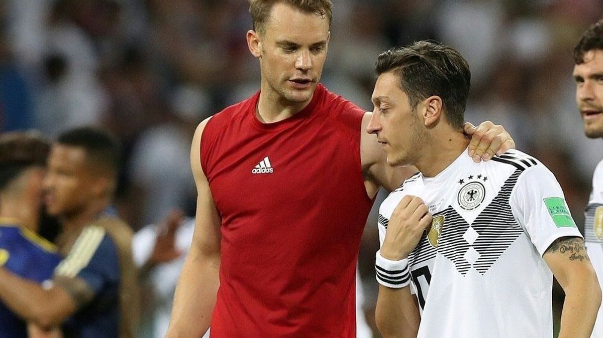 Manuel Neuer (l.) zeigt Verständnis für Özils Rücktritt