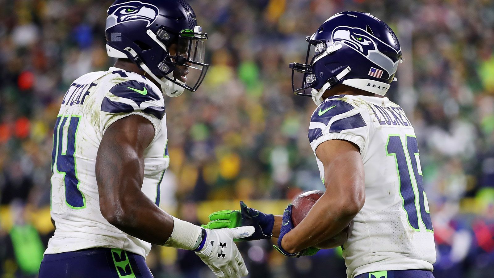 
                <strong>Week 17: Lockett und Metcalf knacken 1000 Receiving-Yards-Marke</strong><br>
                Tyler Lockett und DK Metcalf schreiben weiter Geschichte. Die Wide Receiver der Seattle Seahawks knackten in der abgeschlossenen Regular Season jeweils die Marke von 1000 Receiving Yards. Ein solch gefährliches Duo gab es in der Franchise-Historie mit Brian Blades und Joey Galloway zuletzt 1995. Außerdem stellten die beiden neue Single-Franchise-Rekorde auf: Metcalf ist mit 1303 Receiving Yards der alleinige Rekordhalter der Seahawks, Lockett kommt in der Regular Season auf 100 Receptions - ebenfalls Franchise-Rekord!
              