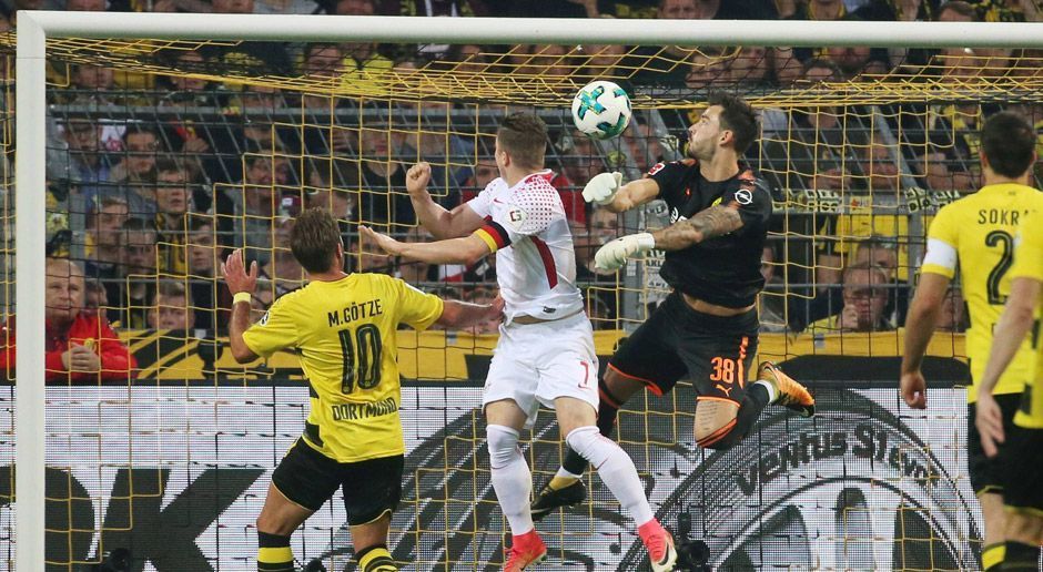 
                <strong>Roman Bürki</strong><br>
                Ein schwacher Lichtschimmer und jede Menge Schatten beim BVB-Keeper. In der 8. Minute glänzt er noch mit einer Weltklasse-Parade nach einem Distanzschuss, nur zwei Minuten später schläft er nach einem Kampl-Freistoß und kommt zu spät aus dem Kasten, so dass Sabitzer gemütlich zum 1:1 einnicken kann. Beim zweiten Gegentreffer lässt sich Bürki tunneln. Auch wenn Toljan diese Chancen schon im Vorfeld verhindern muss. Beim Elfmeter durch Augustin ohne Chance. ran-Note: 5.
              