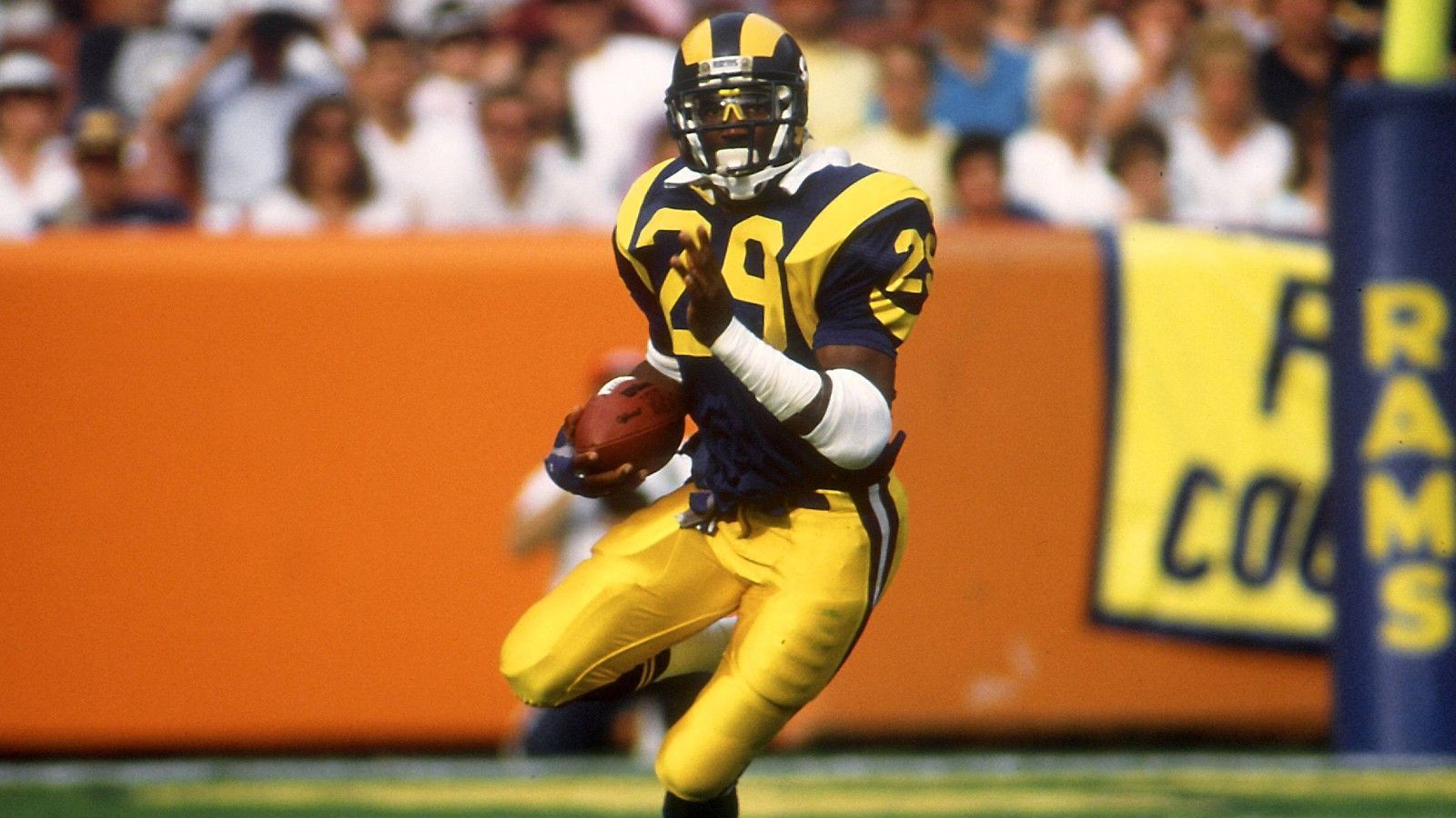 
                <strong>Eric Dickerson - Meiste Rushing Yards in einer Saison</strong><br>
                In seiner zweiten NFL-Saison 1984 gelang Eric Dickerson im Trikot der Los Angeles Rams der bis heute gültige Rekord für die meisten Rushing Yards in einer Saison. 2.105 Yards brachte er seinerzeit auf das Scoreboard. 2012 wurde sein Rekord fast geknackt, damals fehlten Adrian Peterson nur zehn Yards. 
              