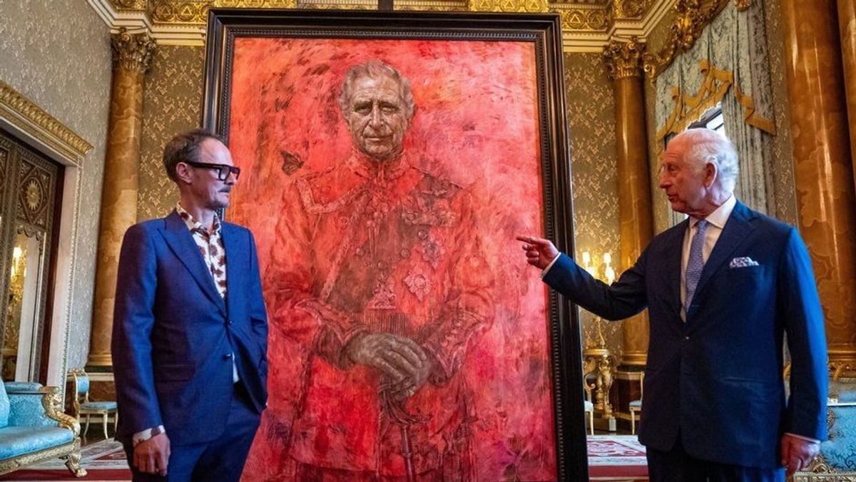 König Charles III. bei der Enthüllung seines Porträts des Künstlers Jonathan Yeo (l.).