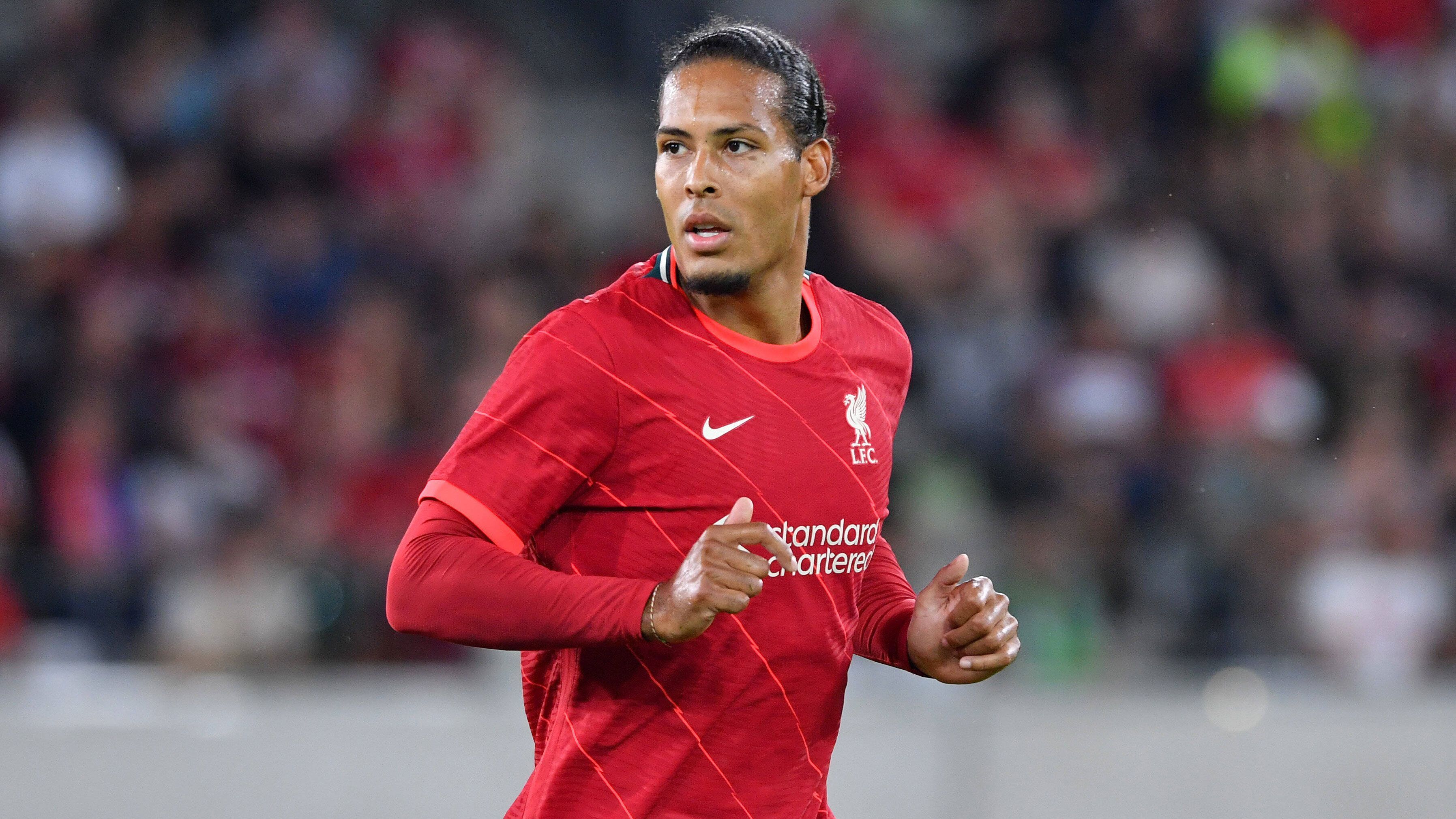 
                <strong>FC Liverpool</strong><br>
                Dafür kann sich der deutsche Coach über die Rückkehr zweier Schlüsselspieler freuen. Sowohl Joe Gomez als auch Virgil van Dijk feierten beim Testspiel gegen Hertha BSC (3:4) ihr Comeback nach schweren Verletzungen und verschaffen dem Übungsleiter mehr Optionen in der Abwehrzentrale. Dafür fällt Linksverteidiger Andrew Robertson in den ersten Partien aus, nachdem er sich im finalen Test gegen Osasuna (3:1) verletzte. "Wir haben die Aufnahmen gesehen, es sieht nicht allzu schlimm aus", gab Klopp Entwarnung. Um in der anstehenden Saison erneut ganz oben mitzuspielen, bedarf es mehr Konstanz und einer stabileren Defensive als noch 2020/21. ran-Tipp: Liverpool landet auf dem dritten Platz.
              