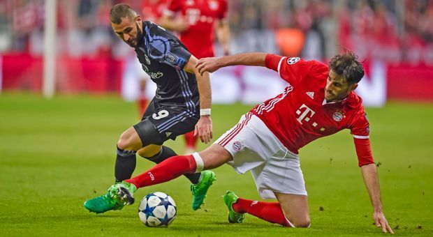 
                <strong>Javi Martinez (FC Bayern München)</strong><br>
                45 Minuten lang el muro. Lässt nichts zu. Dann 15 schlimme Minuten für den Spanier. Ist beim 1:1 einen Schritt zu weit weg von Ronaldo, holt sich dann nach zwei kleinen Fouls Gelb-Rot ab. Mit seiner Herausstellung kippt das Spiel zu Gunsten von Real. ran-Note: 5
              