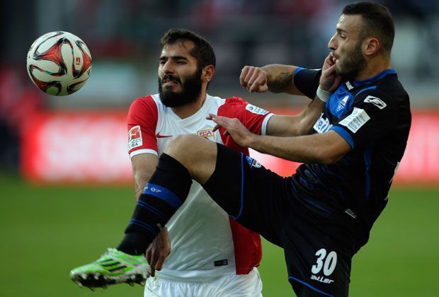 
                <strong>Platz 8: Halil Altintop (FC Augsburg)</strong><br>
                Auch Halil Altintop war häufig nur unfair zu stoppen. 69 Mal wurde Offensivspieler des FC Augsburg gefoult. Mit drei Toren und sechs Vorlage hat Altintop großen Anteil daran, dass sein Team in der kommenden Saison in der Europa League vertreten ist.
              