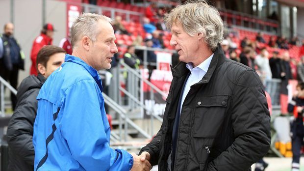 
                <strong>Christian Streich vs. Gertjan Verbeek</strong><br>
                Im März 2014 gewann der SC Freiburg gegen den 1. FC Nürnberg im Abstiegskampf mit 3:2. Noch unterhaltsamer als das Spiel war das anschließende Interview mit Nürnberg-Coach Verbeek (re./Nürnberg). "Wenn man sieht, wie der Trainer mich beschimpft hat, das ist unverschämt, brutal, respektlos", warf Verbeek Streich via "Sky" vor - und boykottierte die Pressekonferenz. Streich konterte: "Unglaublich, so eine Unterstellung. Das ist Wahnsinn, so etwas zu sagen. Das ist mir völlig unerklärlich. Ich bin emotional - aber null gegen ihn."
              