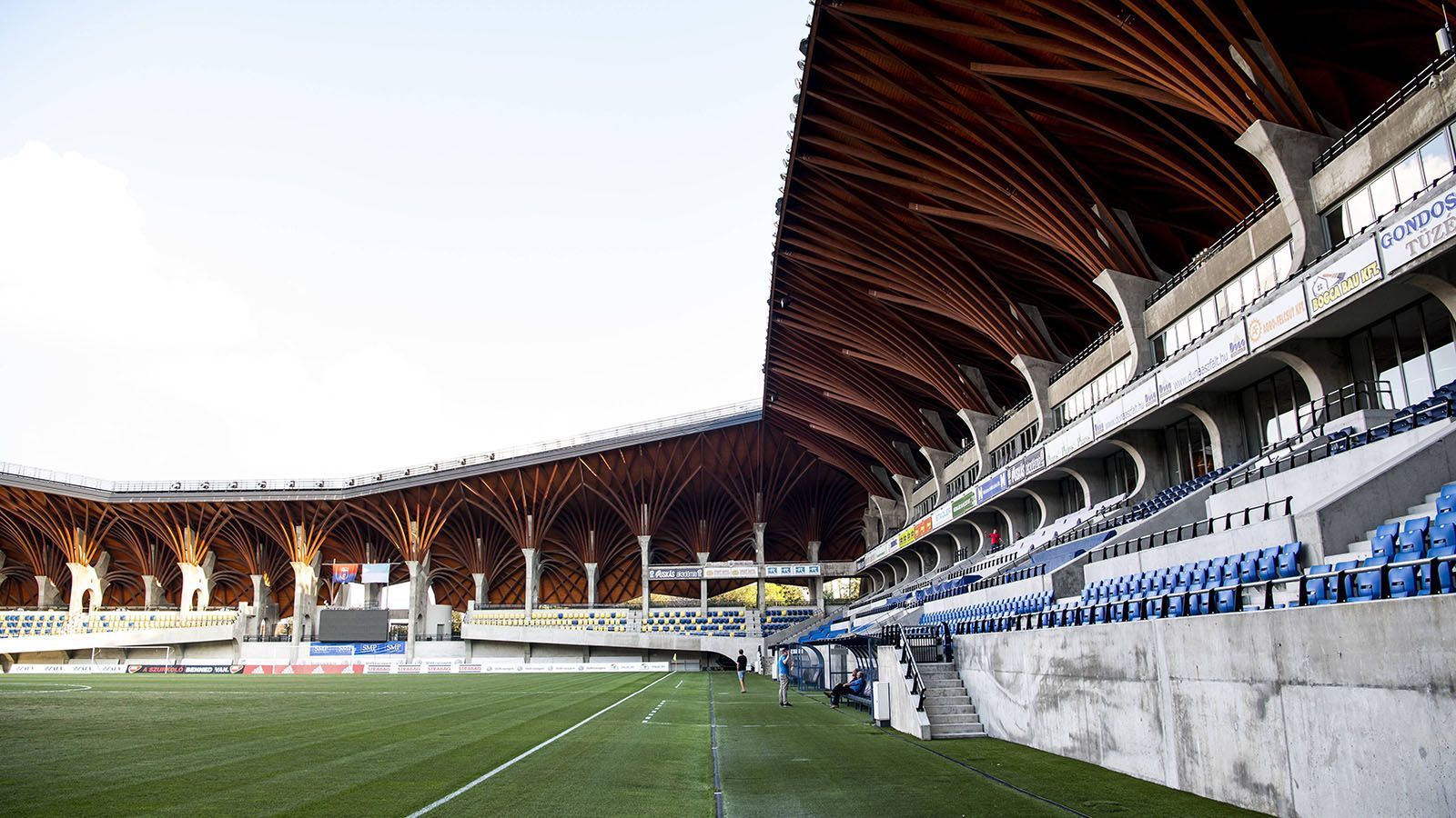 
                <strong>Pancho Arena (Ungarn)</strong><br>
                Die Arena ist die Heimspielstätte vom Puskás Akadémia FC. Zudem war das Stadion einer der Austragungsorte der U-19-Europameisterschaft.
              