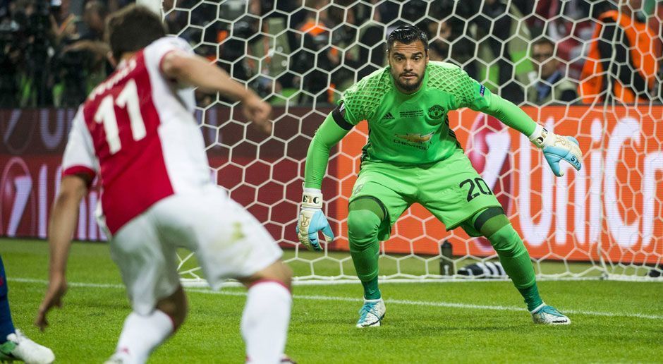 
                <strong>Sergio Romero: ablösefrei (Sommer 2015)</strong><br>
                Nach dem Victor-Valdes-Debakel hatte United mit dem ablösefreien Torhüter Sergio Romero mehr Glück. In seinem ersten Jahr kam der Argentinier zwar kaum zum Einsatz, doch in der zweiten Saison wurde er unter Mourinho zum Stammtorhüter in der Europa League. Romero hat mit seinen starken Leistungen großen Anteil am Europa-League-Triumph, trotzdem muss er in der laufenden Saison auch in der Champions League auf der Bank Platz nehmen. 
              