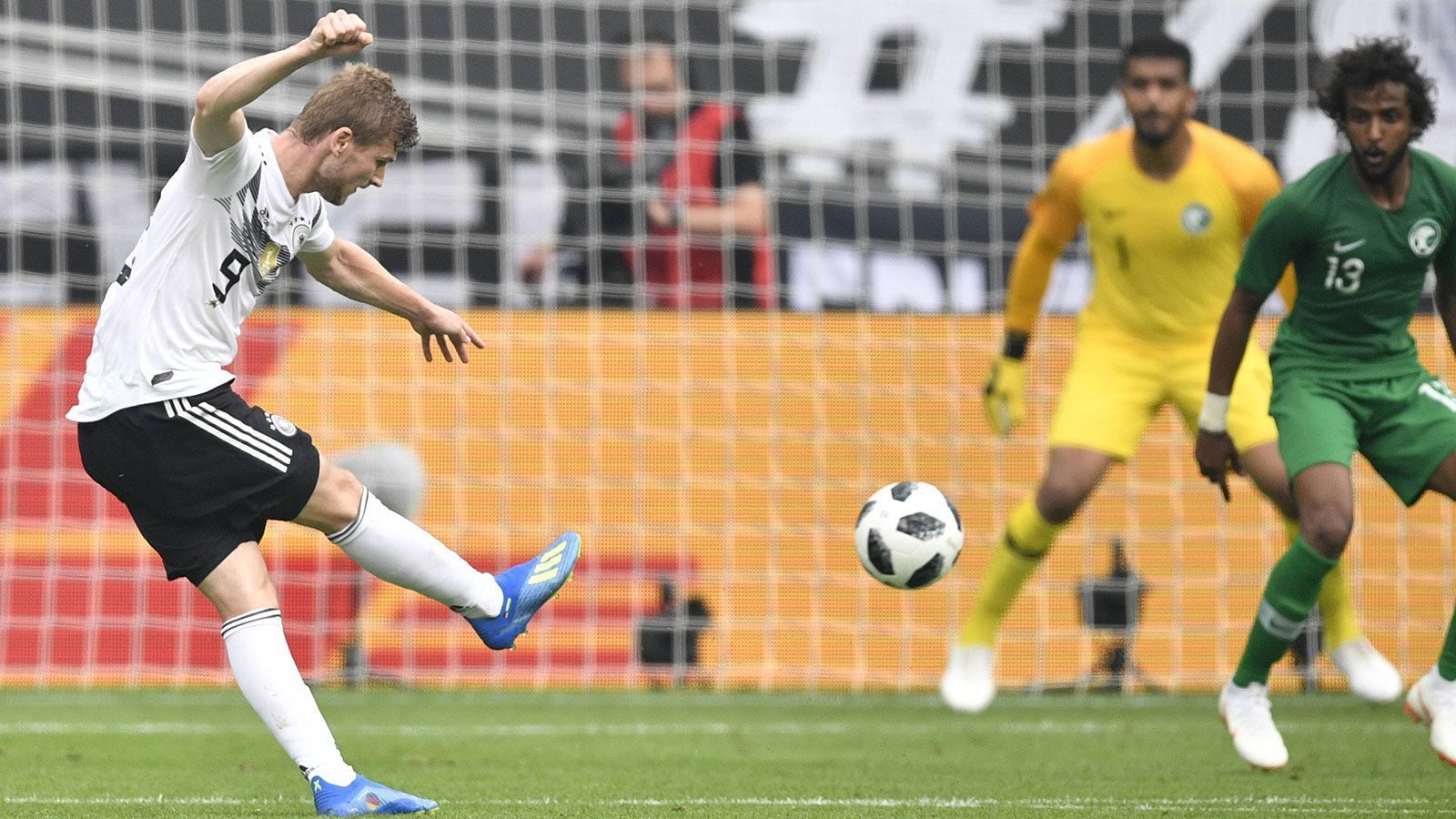 
                <strong>Timo Werner</strong><br>
                Kommt gut in die Partie, steht in der achten Minute goldrichtig und trifft eiskalt zur Führung. Hat durchaus gute Szenen, auch als Vorbereiter, ist aber manchmal zu nachlässig und spielt auch seine Schnelligkeit bei Kontern zu selten aus. Ihm gelingt bis zu seiner Auswechslung nicht mehr allzu viel. ran-Note: 4
              