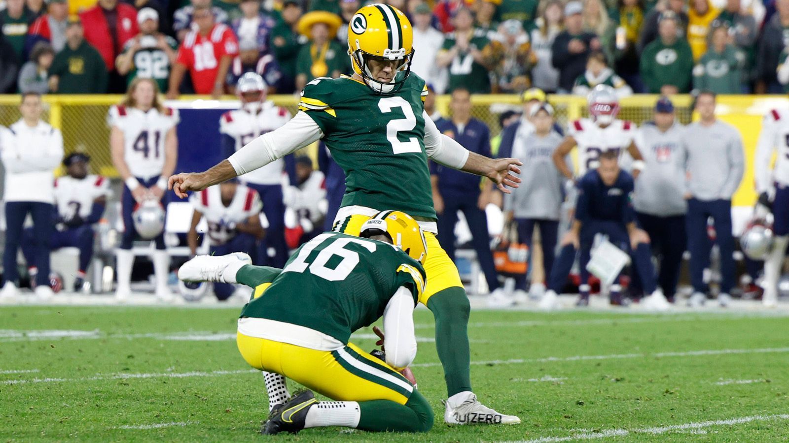 
                <strong>Mason Crosby</strong><br>
                Es ist allerdings auch gut möglich, dass die Cowboys einen Routinier verpflichten. Fassel hatte Robbie Gould, Ryan Succop und Mason Crosby namentlich als mögliche Optionen genannt. Der 38-jährige Crosby hat eine gemeinsame Vergangenheit mit dem Head Coach Mike McCarthy, weil er seit 2007 ununterbrochen für die Green Bay Packers spielte (Super-Bowl-Sieger der Saison 2010) und bis zum Jahre 2018 dort McCarthy als Head Coach hatte. Aktuell ist Crosby vertragslos und könnte seinem Ex-Coach folgen.   
              