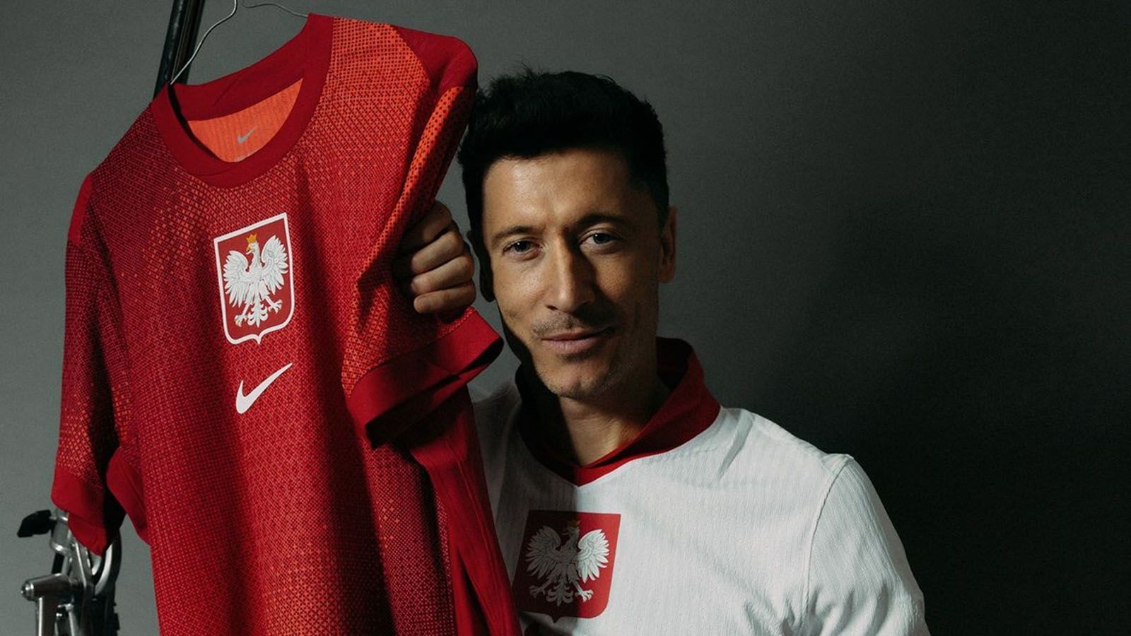 <strong>Platz 12: Polen</strong><br>Polen macht es wie die Türkei und setzt auswärts auf rot. Robert Lewandowskis verträumter Blick sorgt dafür, dass sich das polnische Trikot knapp vor das türkische setzt.