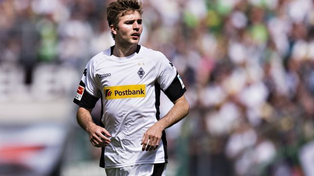 
                <strong>Borussia Mönchengladbach</strong><br>
                Weißer Grund, schwarze Ärmel, grüner Kragen: Das Heimtrikot von der Borussia aus Mönchengladbach ist 2017/18 dreifarbig gehalten. Vom grellen Gelb des Sponsors mal abgesehen ...
              