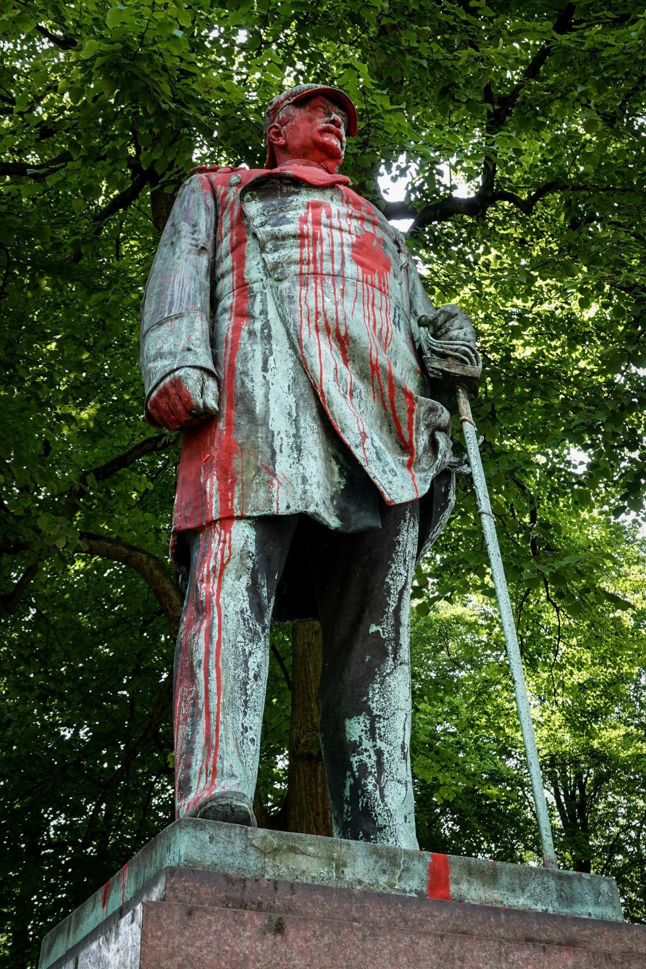 Eine mit roter Farbe beschmierte Statue von Otto von Bismarck (1815-1898) im Schleepark in Hamburg-Altona. Bismarck wird angelastet, der Begründer des deutschen Kolonialreichs zu sein. 1884 organisierte er die Kongo-Konferenz in Berlin, auf der Afrika unter den europäischen Ländern aufgeteilt wurde. Für die afrikanische Bevölkerung bedeutet dies 30 Jahre lang Enteignung und Ausbeutung. 