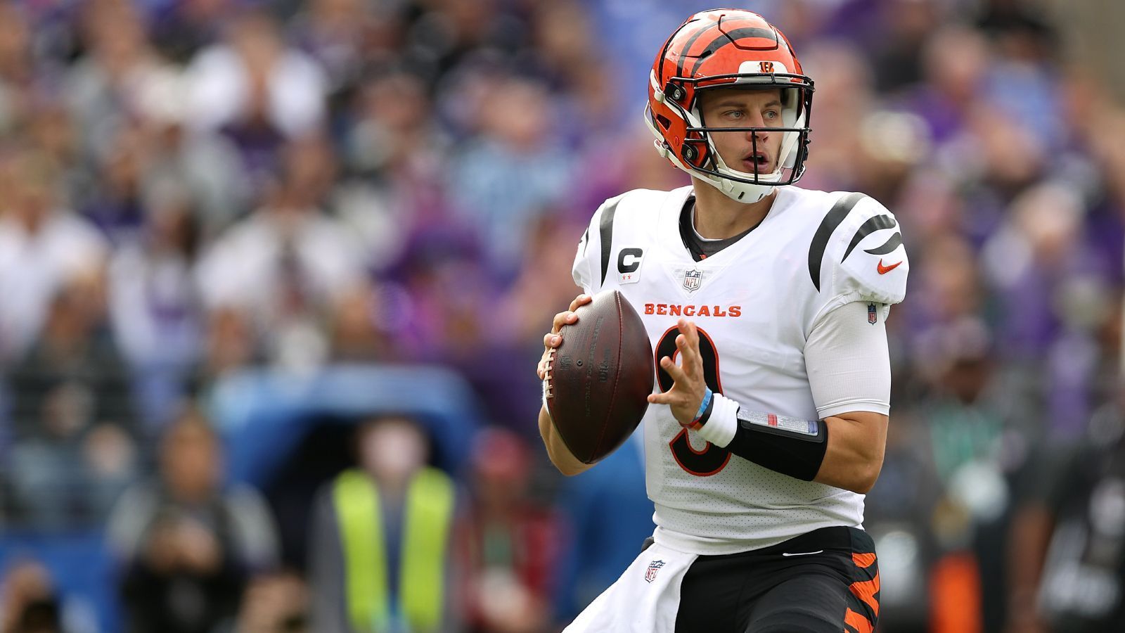 
                <strong>Platz 10: Joe Burrow (Cincinnati Bengals)</strong><br>
                Joe Burrow zeigte zuletzt gegen die Cleveland Browns zwar eine schwächere Leistung, doch der Nummer-1-Pick aus der vergangenen Saison spielt insgesamt eine gute Saison. 2.497 Passing Yards und 20 Passing Touchdowns stehen beim Bengals-Quarterback auf dem Konto - jeweils ein Top-5-Wert der NFL. Burrow profitiert sichtlich von der Verpflichtung von Ja'Marr Chase und hat sich bei tiefen Pässen im Vergleich zur vergangenen Saison klar gesteigert, seine Stärken hat er allerdings noch immer bei Pässen in der Mitteldistanz. Außerdem glänzt Burrow gegen den Blitz - acht Touchdowns und 11,5 Yards pro Passversuch stehen nur drei Interceptions gegenüber.
              