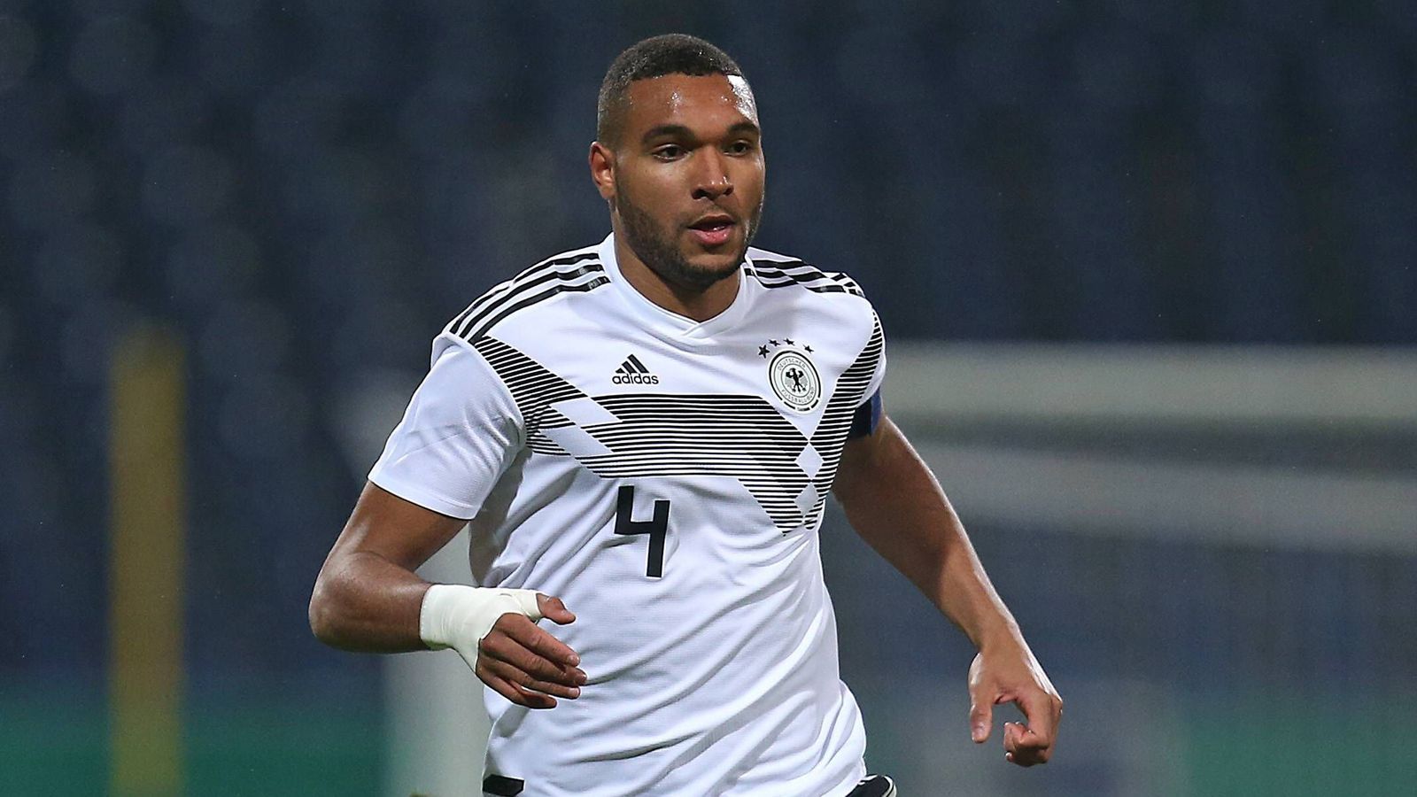 
                <strong>Jonathan Tah</strong><br>
                Nummer 2: Jonathan Tah (Bayer Leverkusen), Abwehr, 22 Jahre, 3 Länderspiele, kein Tor
              