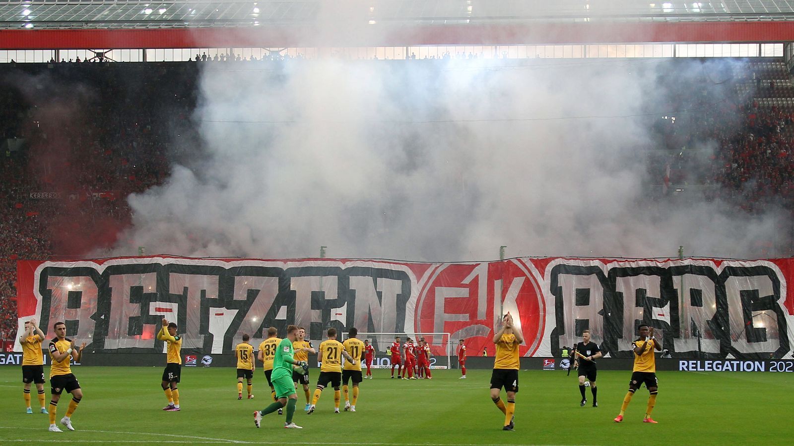 
                <strong>Auf Choreo folgt Pyro</strong><br>
                Bevor Schiedsrichter Felix Brych die Partie anpfiff, zündeten die FCK-Anhänger noch ein wenig Pyrotechnik.
              