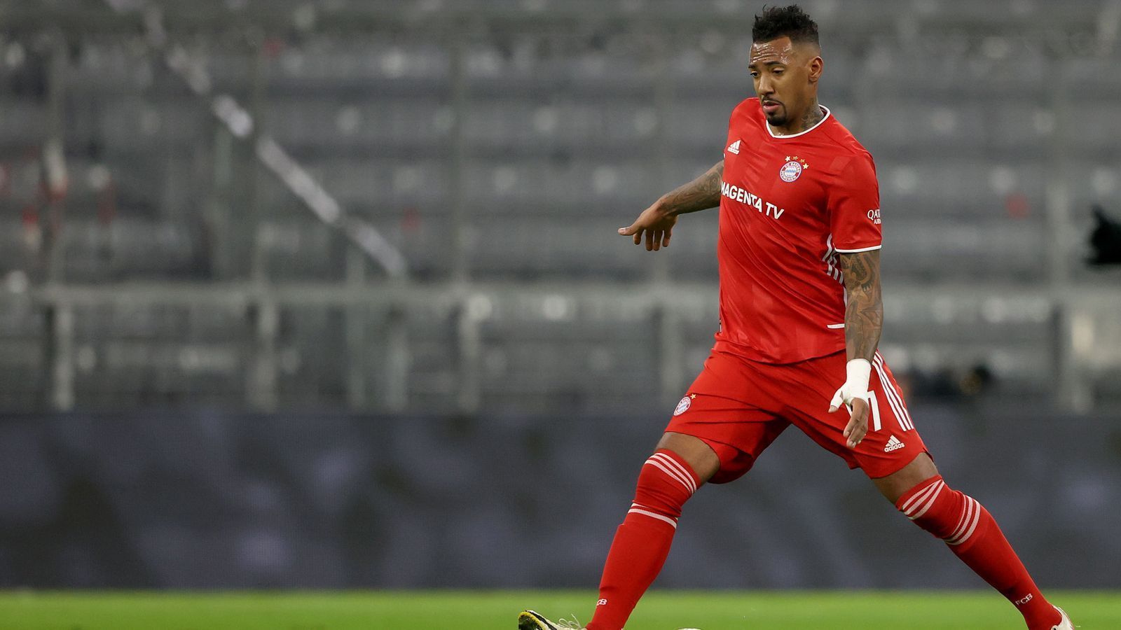 
                <strong>Jerome Boateng</strong><br>
                Unauffällige aber solide Partie des Ex-Nationalspielers. Sein Fehler sorgt für die beste Freiburger Chance in der ersten Hälfte, als er unbedrängt für Sallai auflegt. In der Folge deutlich ruhiger als in den vergangenen Wochen. ran.de-Note: 3
              