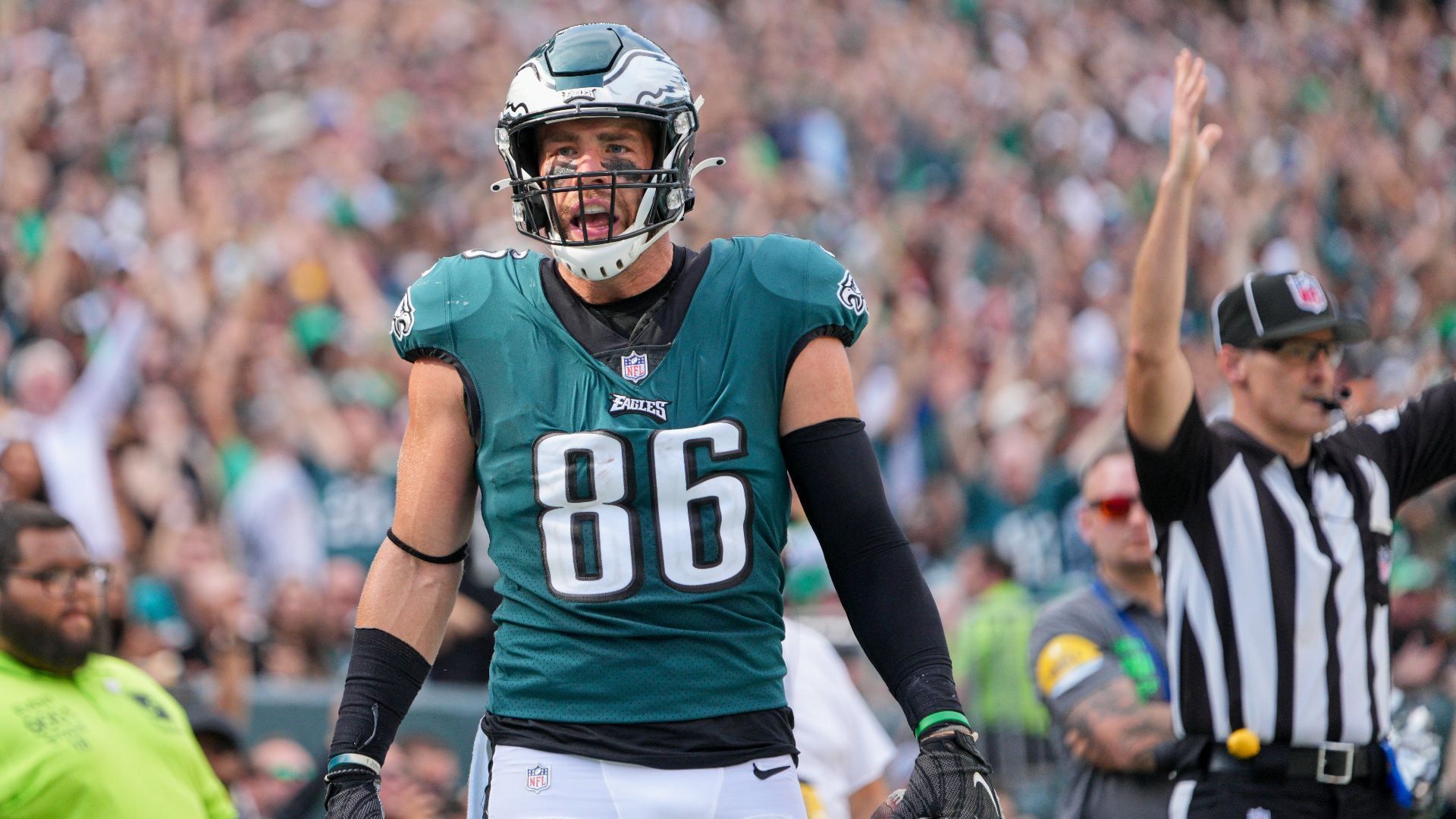 
                <strong>Zach Ertz (Philadelphia Eagles)</strong><br>
                Schon in der Offseason kamen immer wieder Trade-Gerüchte um Tight End Zach Ertz von den Philadelphia Eagles auf. Der 30-Jährige monierte seine Unzufriedenheit öffentlich an und auch die Eagels schienen wenig Verwendung für den Routinier zu finden. Nach Spieltag vier hat sich die Situation ein wenig geändert. Ertz ist fester Bestandteil der Offensive um Quarterback Jalen Hurts und zeigte bislang mit 153 Receiving Yards und einem Touchdown eine deutlich bessere Leistung als erwartet. Da es jedoch insgesamt für die Eagles eher weniger läuft und das nächste Umbruchsjahr bevorsteht, könnten sie um die Trade-Deadline ihr Draftkapital für 2022 aufstocken wollen. Ertz, dessen Vertrag im kommenden Jahr günstig aufgelöst werden kann, dürfte ebenfalls für Teams mit Playoff-Ambitionen interessant sein. 
              