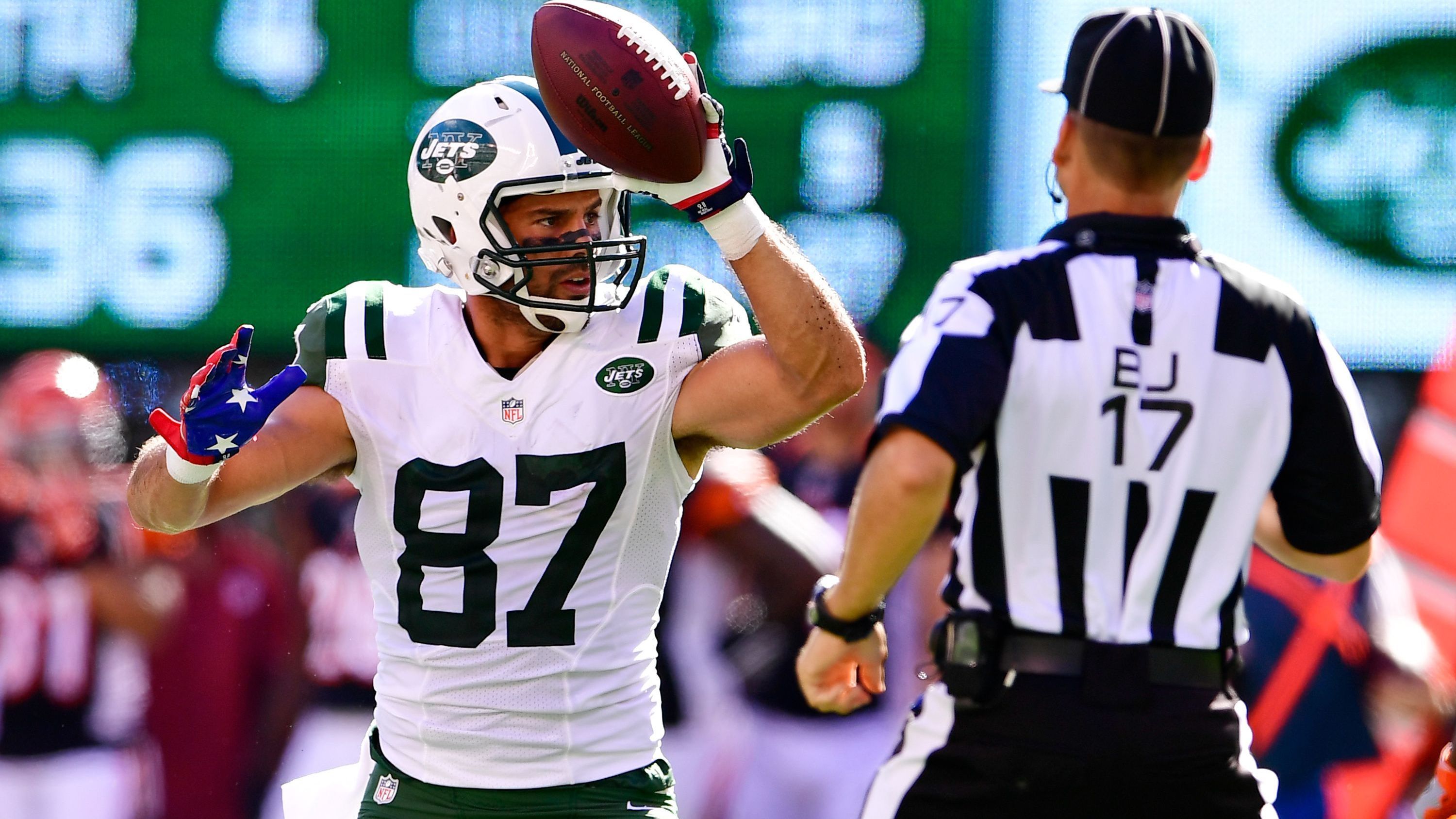 <strong>Eric Decker (87)</strong><br>Bei Eric Decker sollte es die 87 sein, die auf seinem Trikot der New York Jets prangt. Dafür brauchte es 25.000 US-Dollar und ein Steak-Dinner mit Jeff Cumberland, der dafür sein Okay zum Nummerntausch gab.