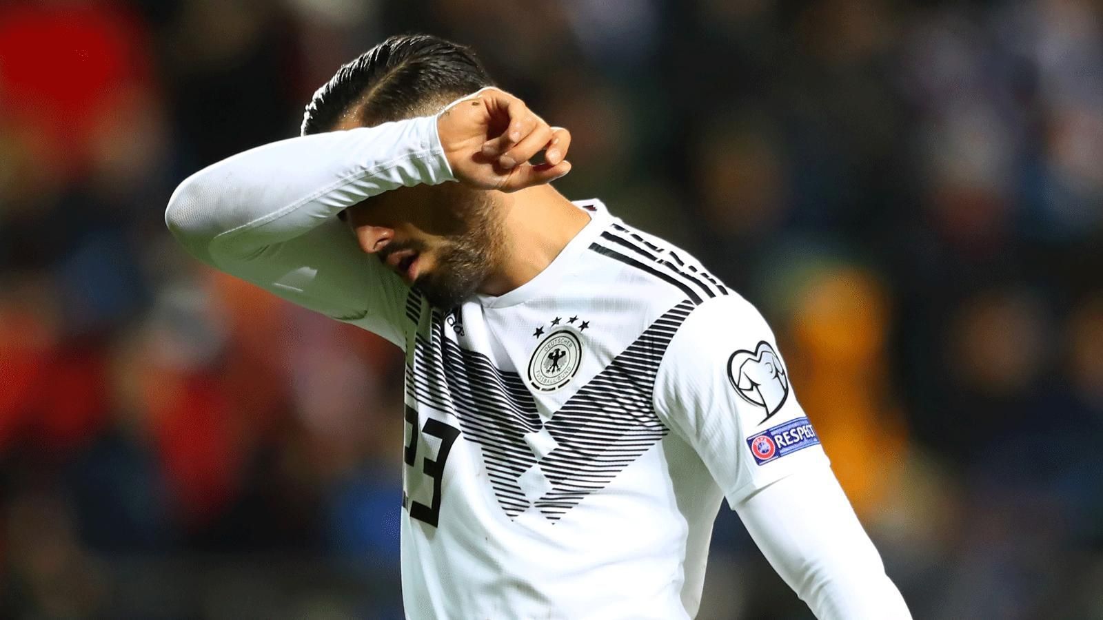 
                <strong>Emre Can</strong><br>
                Nach nur 14 Minuten ist sein Auftritt nach einer Notbremse am Sechzehner schon beendet. Can kommt nach einem risikoreichen Querpass von Süle einen Schritt zu spät. Es ist die frühste rote Karte in der Geschichte der DFB-Elf. Zuvor hätte der Juve-Verteidiger durchaus für positive Schlagzeilen sorgen können, als er in der 4. Minute nach Hereingabe von Klostermann im Strafraum nur mit der Fußspitze an den Ball kommt. ran-Note: 6
              