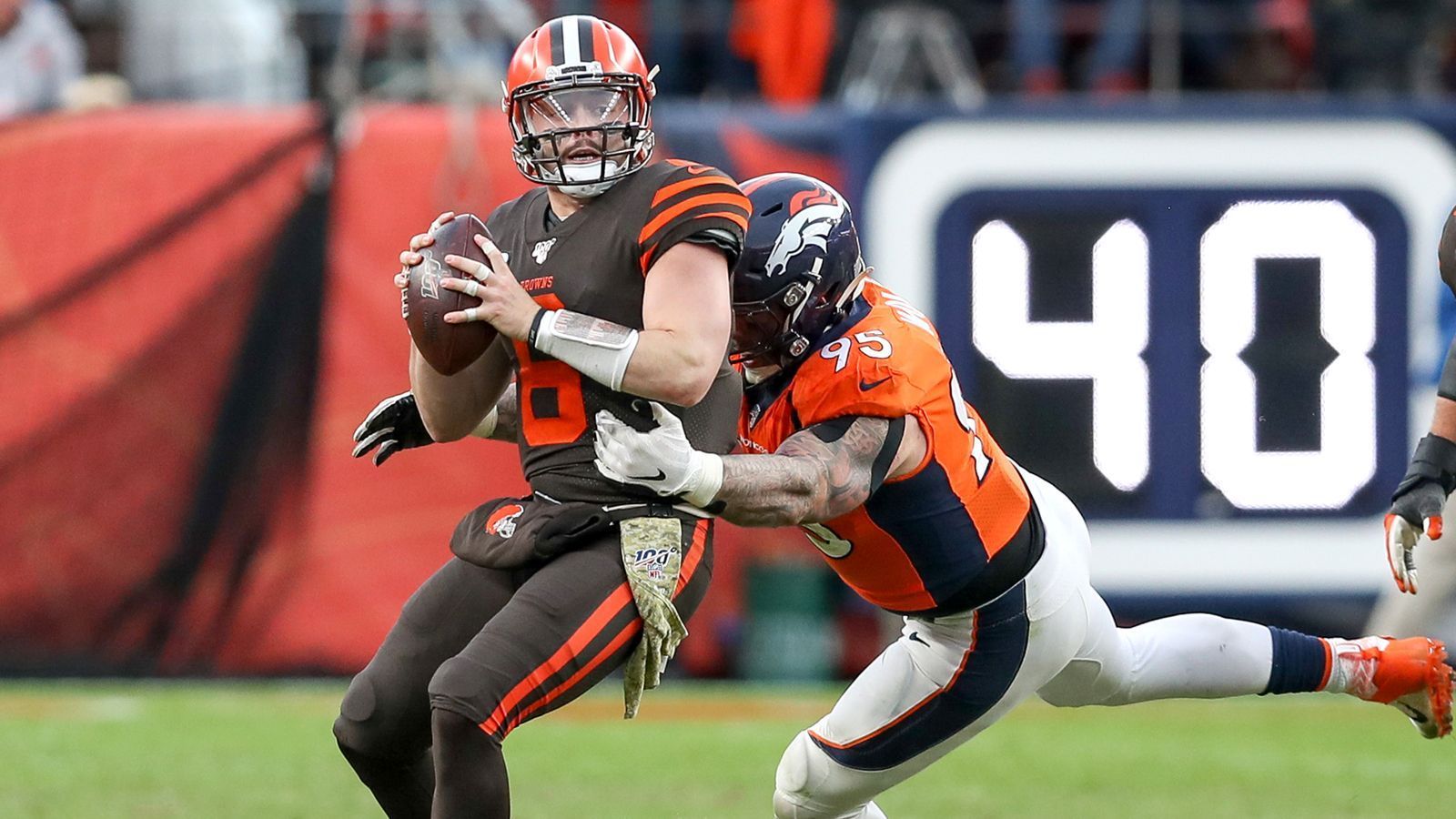 
                <strong>Baker Mayfield (Cleveland Browns)</strong><br>
                Die Cleveland Browns hatten 2018 den First-Overall-Pick und entschieden sich etwas überraschend für Baker Mayfield. Der Quarterback kam erstmals am dritten Spieltag der vergangenen Saison zum Einsatz und setzte gleich eine Duftmarke, indem er einen 0-17-Rückstand gegen die New York Jets in einen 21-17 Sieg drehte. In einer starken zweiten Saisonhälfte gewann Mayfield fünf der letzten sieben Spiele und machte damit allen Anhängern der Cleveland Browns große Hoffnung für die 2019er-Saison. Doch Mayfield ging in dieser Spielzeit einige Schritte zurück in seiner Entwicklung. Der Spielmacher hat sich in jeder relevanten statistischen Kategorie verschlechtert und rangiert mit den Browns (2-6) nur auf dem dritten Platz in ihrer Division. Mayfield hat bereits zwölf Interceptions auf seinem Konto und ist der einzige Starting-Quarterback, der in keinem Spiel auf zwei Passing-Touchdowns kommt. Der Nummer-Eins-Pick des vergangenen Jahres ist eine der größten Enttäuschungen der Saison.
              