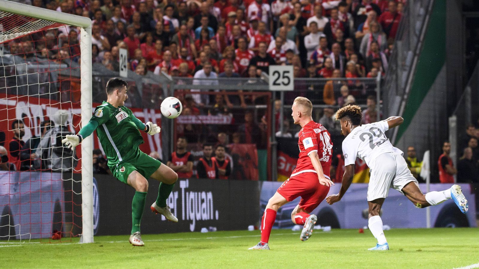 
                <strong>Kingsley Coman</strong><br>
                Von Beginn an wird der Franzose gesucht und zündet den Turbo. Er scheitert vor dem 1:0 noch aus kurzer Distanz an Moser. Später setzt Coman einen spektakulären Kopfball an die Latte. Er ist steter Unruheherd, der seine Leistung mit dem fulminanten 2:0 krönt. Nach 70 Minuten ist seine Show beendet. ran-Note: 2
              