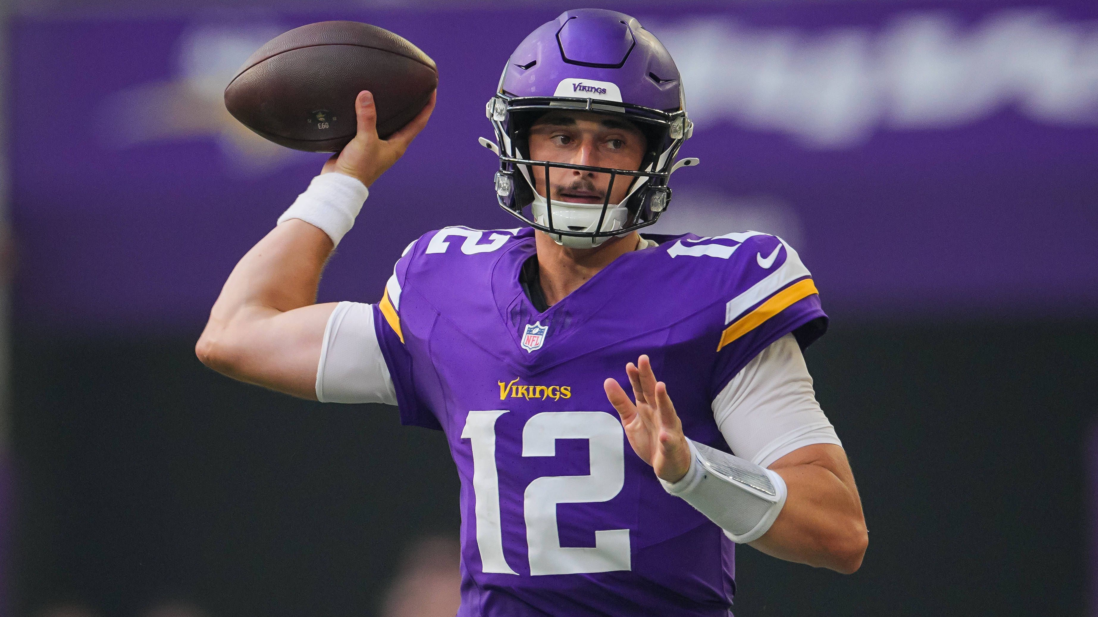 <strong>Max Brosmer (Minnesota Vikings)</strong><br>Der Undrafted Rookie hat seine Chance bei den Vikings genutzt: Er überzeugte sowohl im Training Camp als auch bei seinen Preseason-Einsätzen. Insgesamt kam er auf 364 Passing Yards, zwei Touchdowns und eine Interception. Beeindruckender als die Zahlen war aber seine Spielweise: abgeklärt und punktgenau. Der Lohn: Nicht Brosmer muss bei den Vikings die Segel streichen, sondern Brett Rypien.