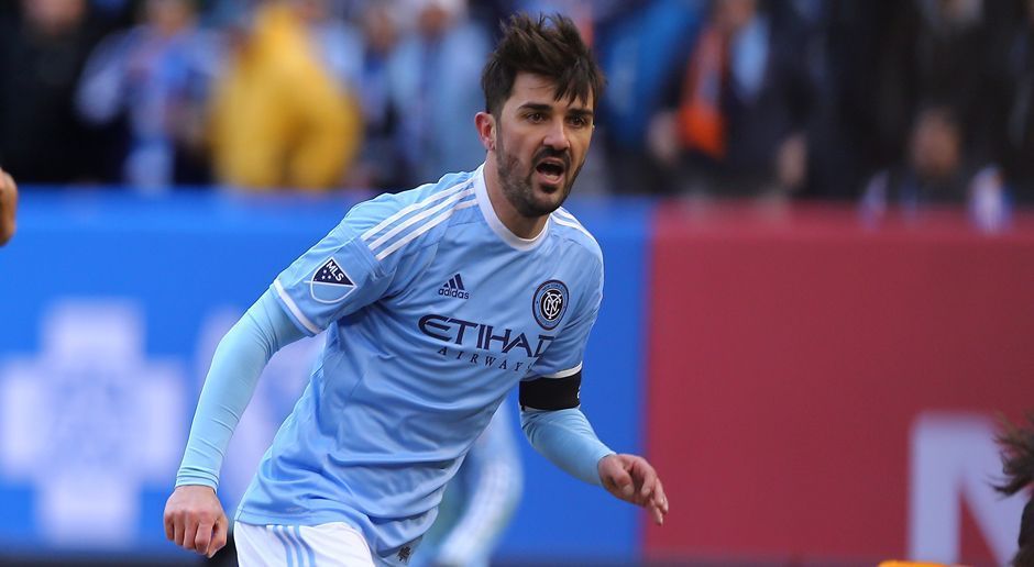 
                <strong>2016: David Villa (New York City FC)</strong><br>
                David Villa ist zum "Most Valuable Player" (zum wertvollsten Spieler) der Major League Soccer 2016 gewählt worden. Der Stürmer erzielte für seinen Klub New York City FC 23 Tore in 35 Spielen. Am schmachvollen 0:7 des NYCFC im Halbfinale der Eastern Conference gegen Toronto konnte der Spanier allerdings auch nichts ändern. Als MVP der MLS hat Villa bekannte Vorgänger. ran.de zeigt alle Gewinner des "Landon Donovan MLS MVP Awards" seit der ersten Verleihung 1996.
              