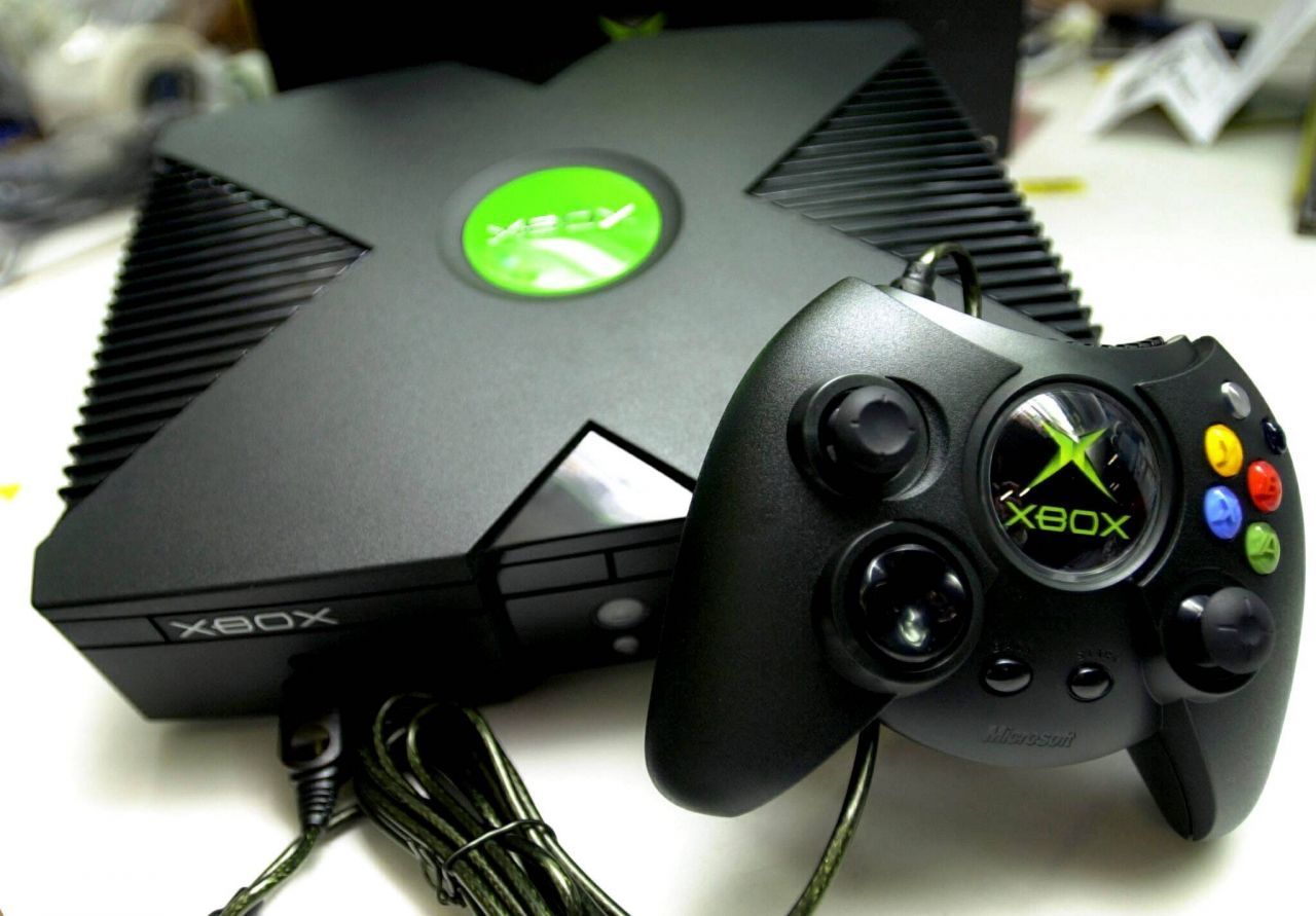 2001: Microsoft steigt mit der "Xbox" in den Konsolenmarkt ein. Erstmals kann man mit Konsole live im Internet spielen.