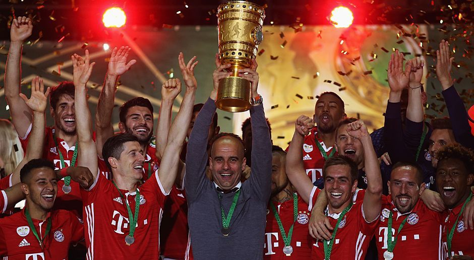 
                <strong>Pep Guardiola</strong><br>
                Zum Schluss ist alles wieder gut, Pep Guardiola reckt den Pokal in die Höhe. Sicherlich blickt der Spanier alles in allem zufrieden auf seine Zeit in München zurück, auch wenn er die Champions League nicht gewinnen konnte.
              