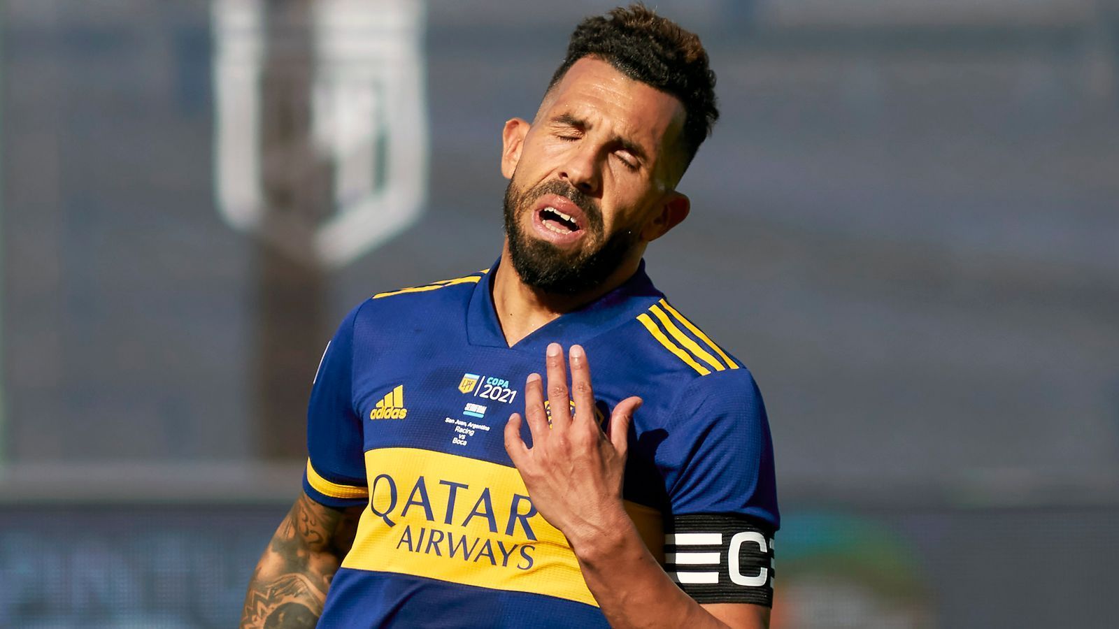 
                <strong>Carlos Tevez (zuletzt Boca Juniors Buenos Aires)</strong><br>
                Mit dem Tod seines Vaters hat der Argentinier Carlos Tevez "Fan Nummer eins verloren", wie der 38-Jährige zuletzt bei "America TV" erklärte, warum er ausgerechnet jetzt seine Laufbahn beendet. Stürmer Tevez war Anfang 2018 nach einem China-Intermezzo zu den Boca Juniors zurückgekehrt, wo er einst seine so erfolgreiche Laufbahn begann. Der 76-malige Nationalspieler stand unter anderem bei Manchester United, Manchester City und West Ham United unter Vertrag, erzielte bei 202 Premier-League-Auftritten 84 Treffer. Von 2017 bis 2018 machte Tevez einen Abstecher nach China. Bei Shanghai Shenhua soll er ein Brutto-Jahresgehalt in Höhe von 40 Millionen Euro kassiert haben. 
              