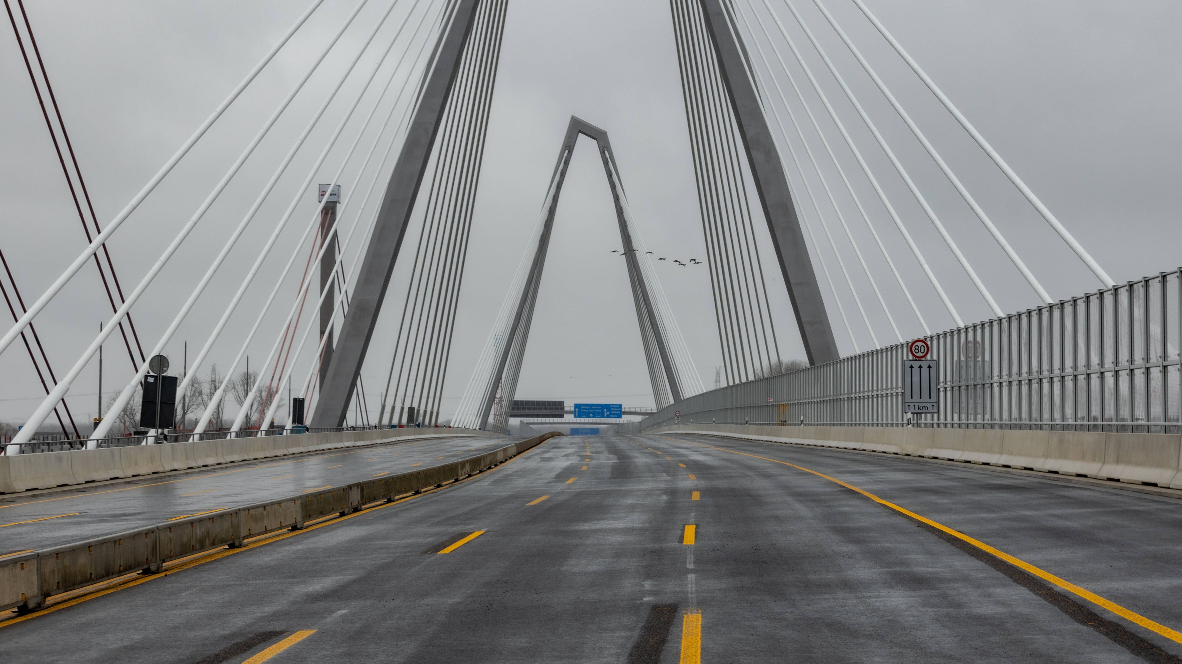 <strong>2. Rheinbrücke auf der A1</strong><br>Erst vor kurzem wurde die neue Rheinbrücke auf der Bundesautobahn 1 zwischen Köln und Leverkusen eröffnet. Die alte soll abgerissen werden - steht aber noch. Einfach eine Bühne hinpacken und dort die Meisterschaft feiern! Allerdings müsste man wohl das Hüpfen verbieten. Bei der Qualität der Autobahnbrücken in NRW ist die Einsturzgefahr nicht gerade klein.